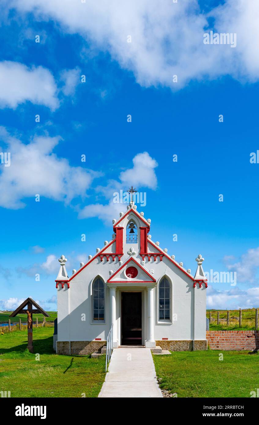 Außenansicht der italienischen Kapelle auf der Lamb Holm Insel in Orkney, Schottland, Großbritannien Stockfoto
