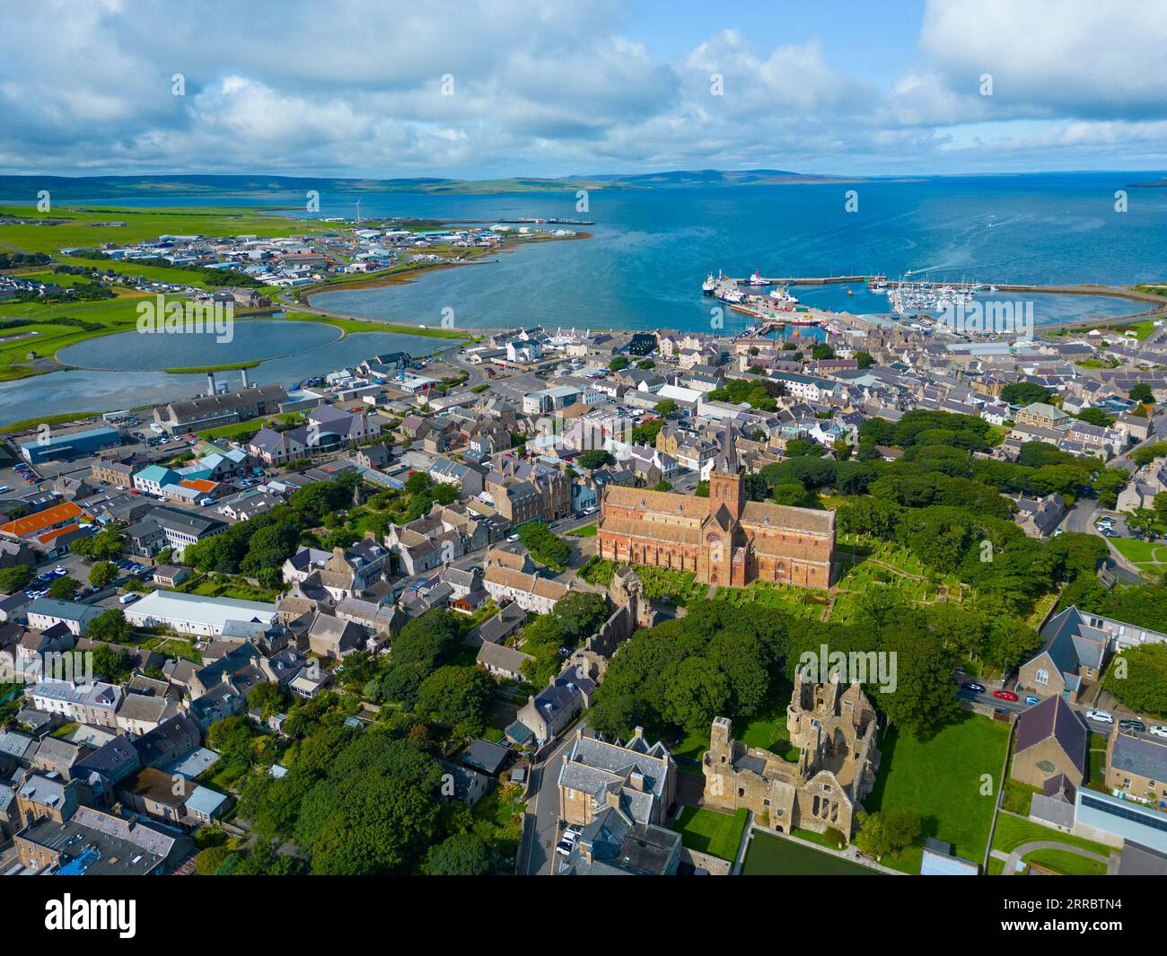 Luftaufnahme der St. Magnus Kathedrale und Skyline von Kirkwall, Festland, Orkney Inseln, Schottland, Großbritannien. Stockfoto