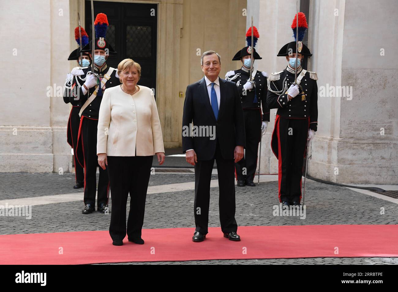 211007 -- ROM, 7. Oktober 2021 -- der italienische Premierminister Mario Draghi R, Front begrüßt den Besuch der deutschen Kanzlerin Angela Merkel L, Front in Rom, Italien, am 7. Oktober 2021. Der italienische Premierminister Mario Draghi dankte am Donnerstag der scheidenden deutschen Bundeskanzlerin Angela Merkel für ihre entscheidende Rolle bei der Gestaltung der Zukunft der EU. STR/Xinhua ITALY-ROME-PM-GERMANY-CHANCELLOR-MEETING Stringer PUBLICATIONxNOTxINxCHN Stockfoto