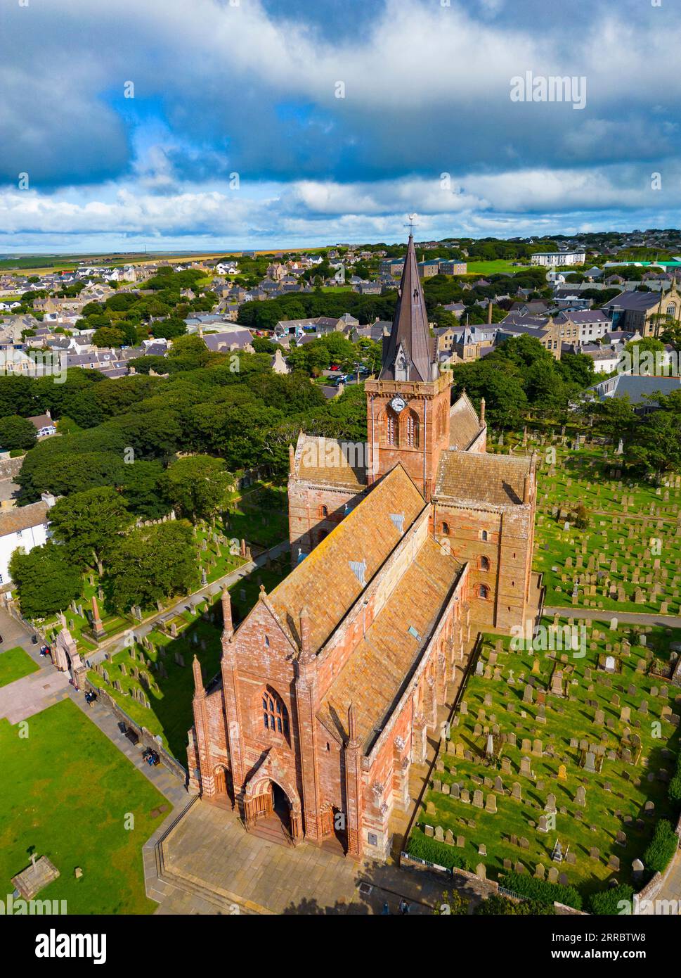 Luftaufnahme der St. Magnus Cathedral in Kirkwall, Festland, Orkney Islands, Schottland, Großbritannien. Stockfoto