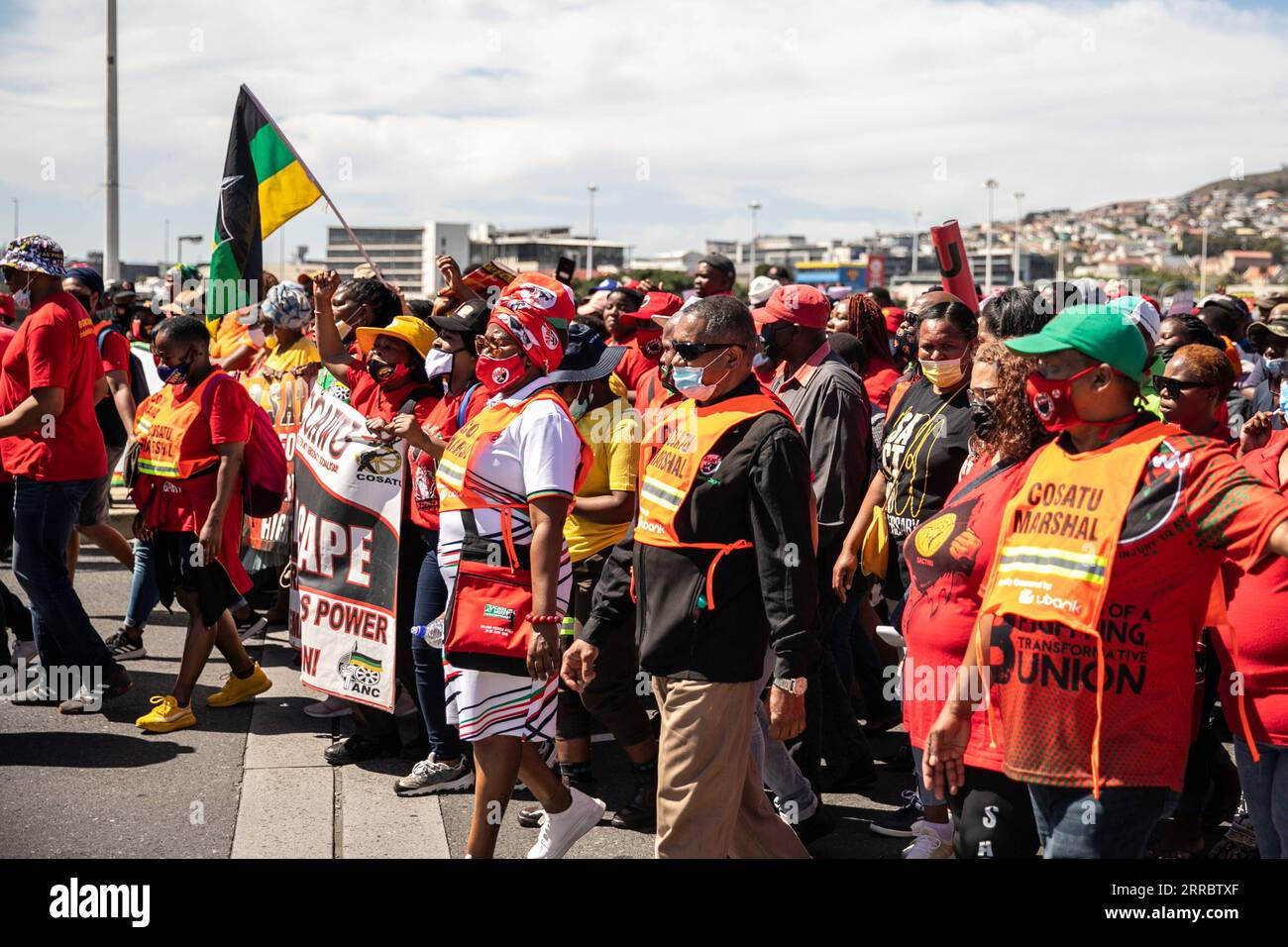 211007 -- KAPSTADT, 7. Oktober 2021 -- Mitglieder des Kongresses der Südafrikanischen Gewerkschaften COSATU marschieren am 7. Oktober 2021 in Kapstadt, Südafrika. Ein großer südafrikanischer Gewerkschaftsbund, der Kongress der südafrikanischen Gewerkschaften COSATU, führte am Donnerstag einen landesweiten Streik durch und marschierte, um sowohl die Regierung als auch den privaten Sektor dazu zu bewegen, in den Fragen der Wirtschaft und derjenigen, die Arbeiter und Südafrikaner im Allgemeinen betreffen, tätig zu werden. SÜDAFRIKA-KAPSTADT-COSATU-STREIK LYUXTIANRAN PUBLICATIONXNOTXINXCHN Stockfoto