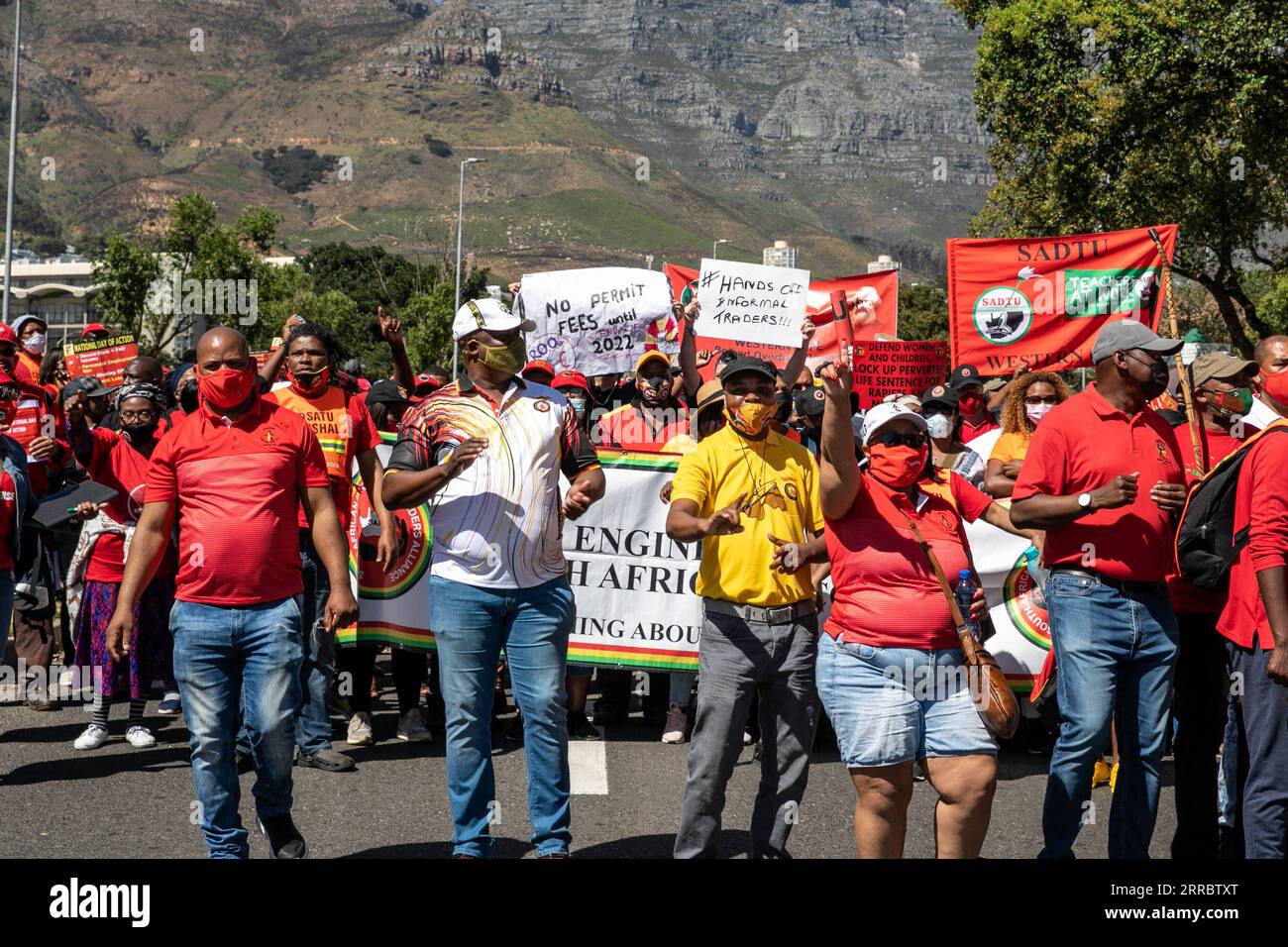 211007 -- KAPSTADT, 7. Oktober 2021 -- Mitglieder des Kongresses der Südafrikanischen Gewerkschaften COSATU marschieren am 7. Oktober 2021 in Kapstadt, Südafrika. Ein großer südafrikanischer Gewerkschaftsbund, der Kongress der südafrikanischen Gewerkschaften COSATU, führte am Donnerstag einen landesweiten Streik durch und marschierte, um sowohl die Regierung als auch den privaten Sektor dazu zu bewegen, in den Fragen der Wirtschaft und derjenigen, die Arbeiter und Südafrikaner im Allgemeinen betreffen, tätig zu werden. SÜDAFRIKA-KAPSTADT-COSATU-STREIK LYUXTIANRAN PUBLICATIONXNOTXINXCHN Stockfoto