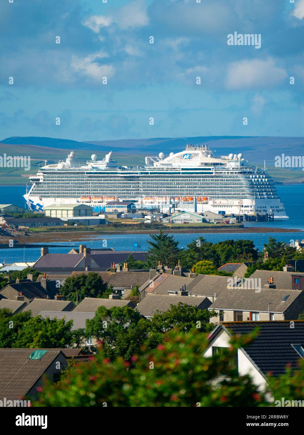 Besuchen Sie Kreuzfahrtschiffe im Kirkwall Hafen in Orkney. Die Einheimischen haben Bedenken geäußert, dass Kreuzfahrtschiffe zu viele Touristen auf die Inseln bringen Stockfoto