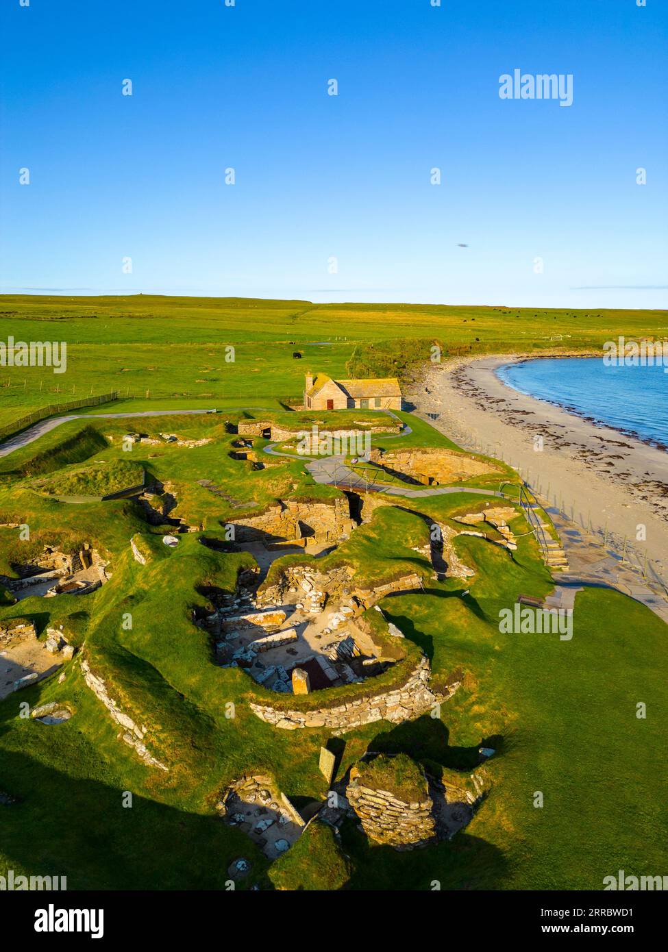 Aus der Vogelperspektive von Skara Brae Steinsiedlung aus dem Neolithikum, gelegen an der Bucht von Skaill, Westfestland, Orkney Islands, Schottland, Vereinigtes Königreich. Stockfoto