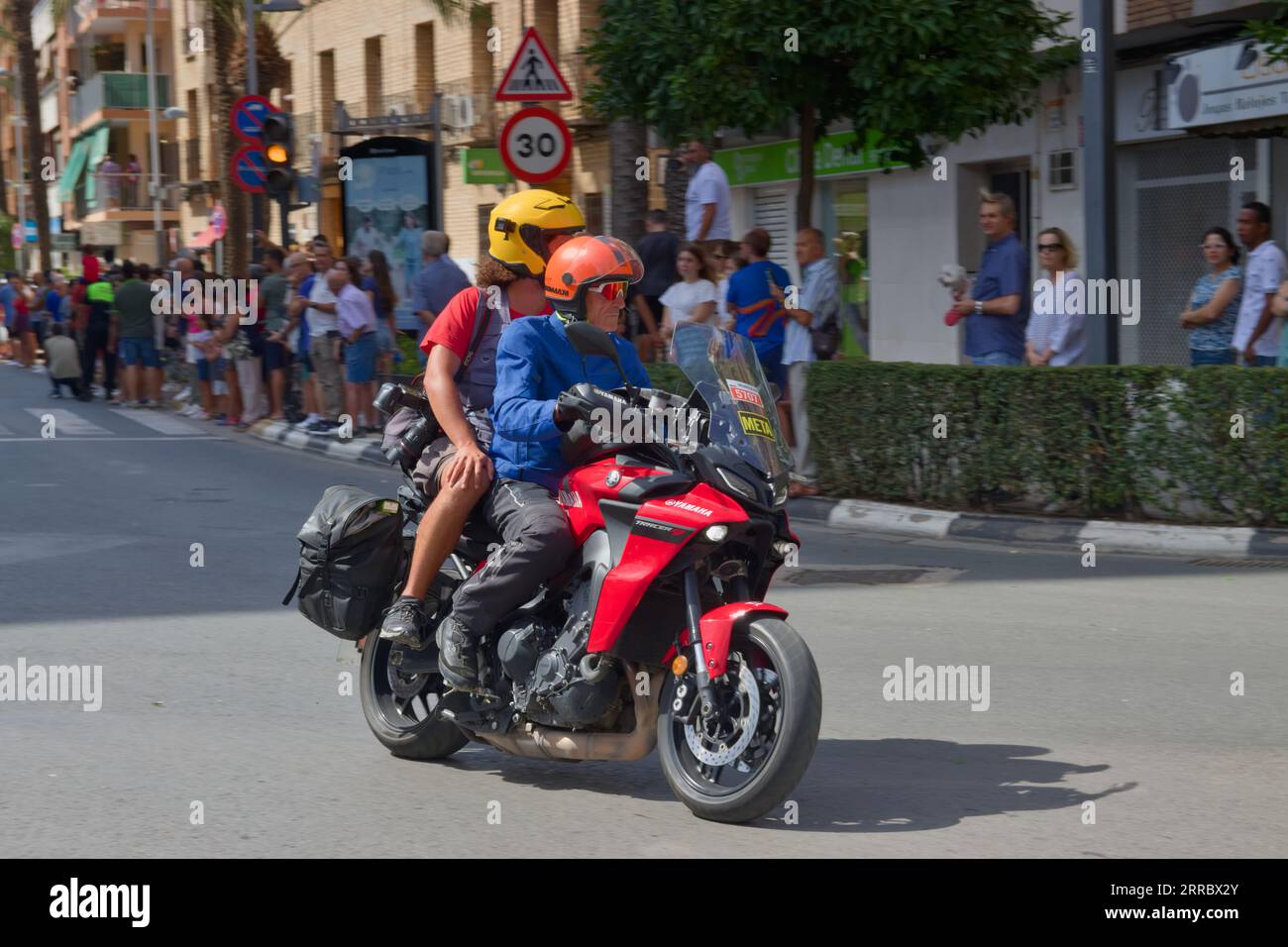Bild eines Motorrades mit einem Fotojournalisten, der die Fahrradtour durch Spanien, La Vuelta 2023, durch die valencianische Stadt Torrent, begleitet Stockfoto