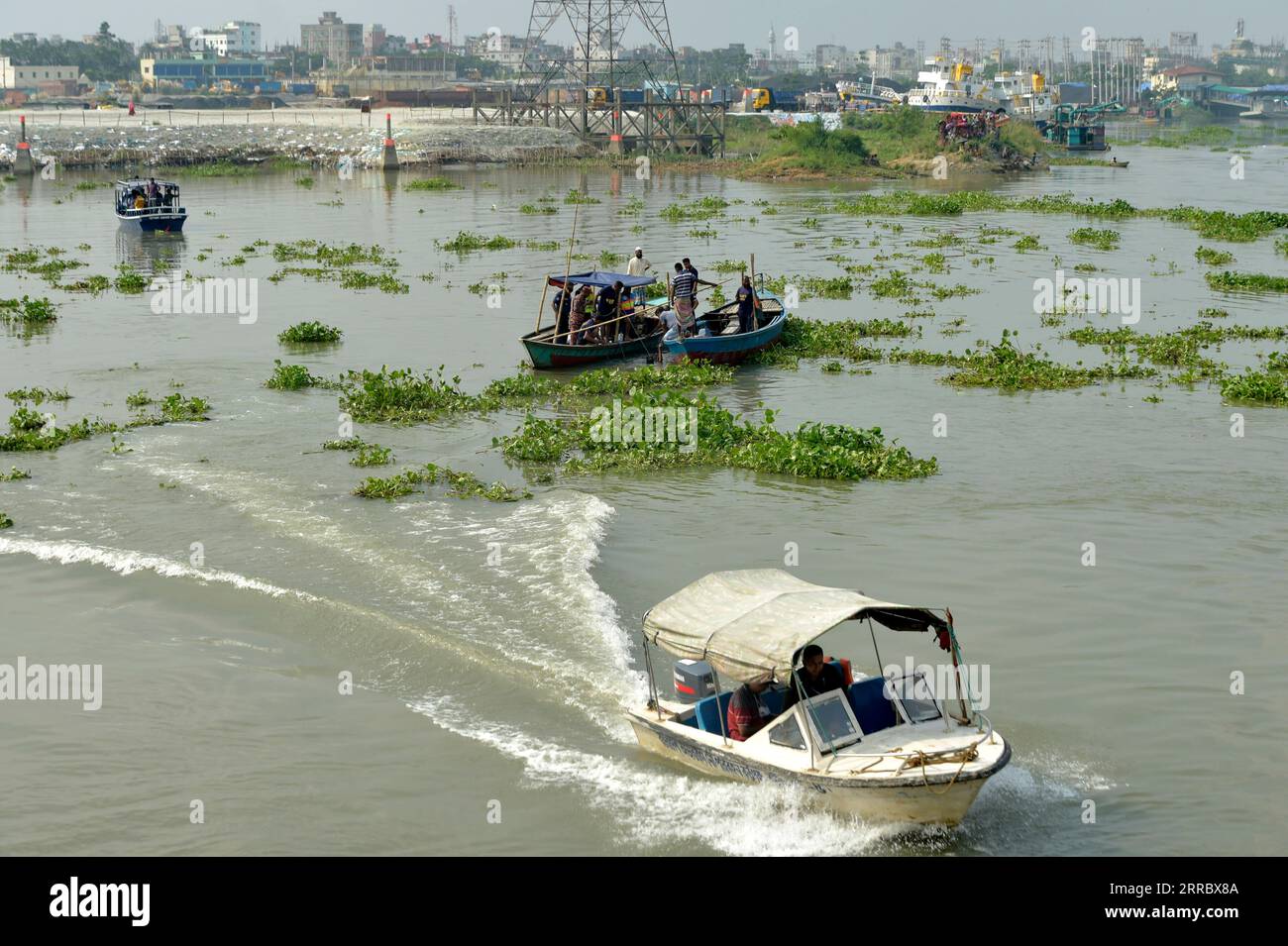 211009 -- DHAKA, 9. Oktober 2021 -- Rettungskräfte rufen Leichen von Opfern nach einem Bootsunfall in Savar am Stadtrand von Dhaka, Bangladesch, 9. Oktober 2021. Mindestens fünf Leichen wurden geborgen, nachdem am Samstag ein Boot im Turag in Savar, am Rande der Hauptstadt von Bangladesch, Dhaka, gekentert war. Nach Angaben des Beamten kenterte das Boot mit etwa 18 Personen nach einer Kollision mit einem Sandschiff im Fluss in den frühen Stunden des Samstags. BANGLADESCH-DHAKA-KENTERBOOT Salim PUBLICATIONxNOTxINxCHN Stockfoto