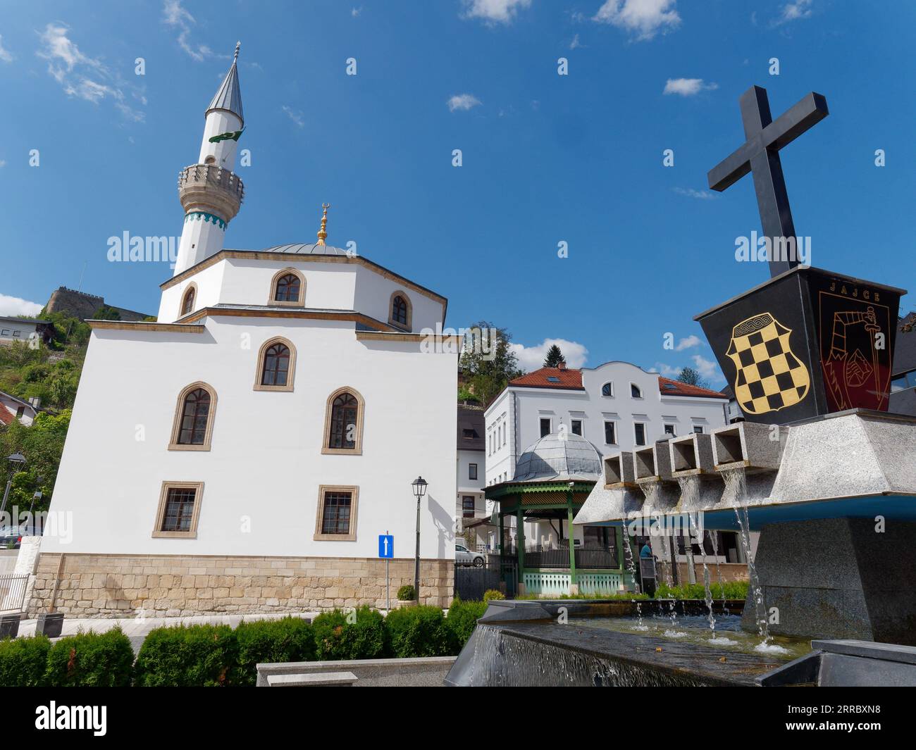 Moschee der ESMA Sultana und Denkmal für kroatische Verteidiger in Jajce Bosnien und Herzegowina, 6. September 2023 Stockfoto