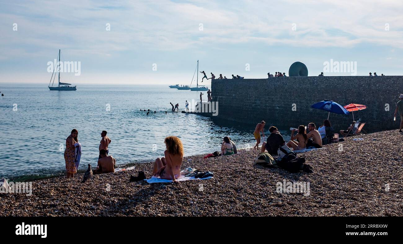 Brighton UK 7. September 2023 - Youngsters springen in Brighton am heißesten Tag des Jahres ins Meer, bis die Temperaturen in Teilen Großbritanniens wieder über 30 Grad erreicht haben : Credit Simon Dack / Alamy Live News Stockfoto