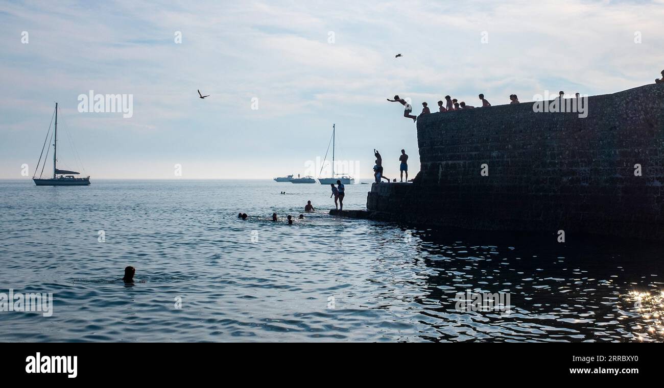 Brighton UK 7. September 2023 - Youngsters springen in Brighton am heißesten Tag des Jahres ins Meer, bis die Temperaturen in Teilen Großbritanniens wieder über 30 Grad erreicht haben : Credit Simon Dack / Alamy Live News Stockfoto