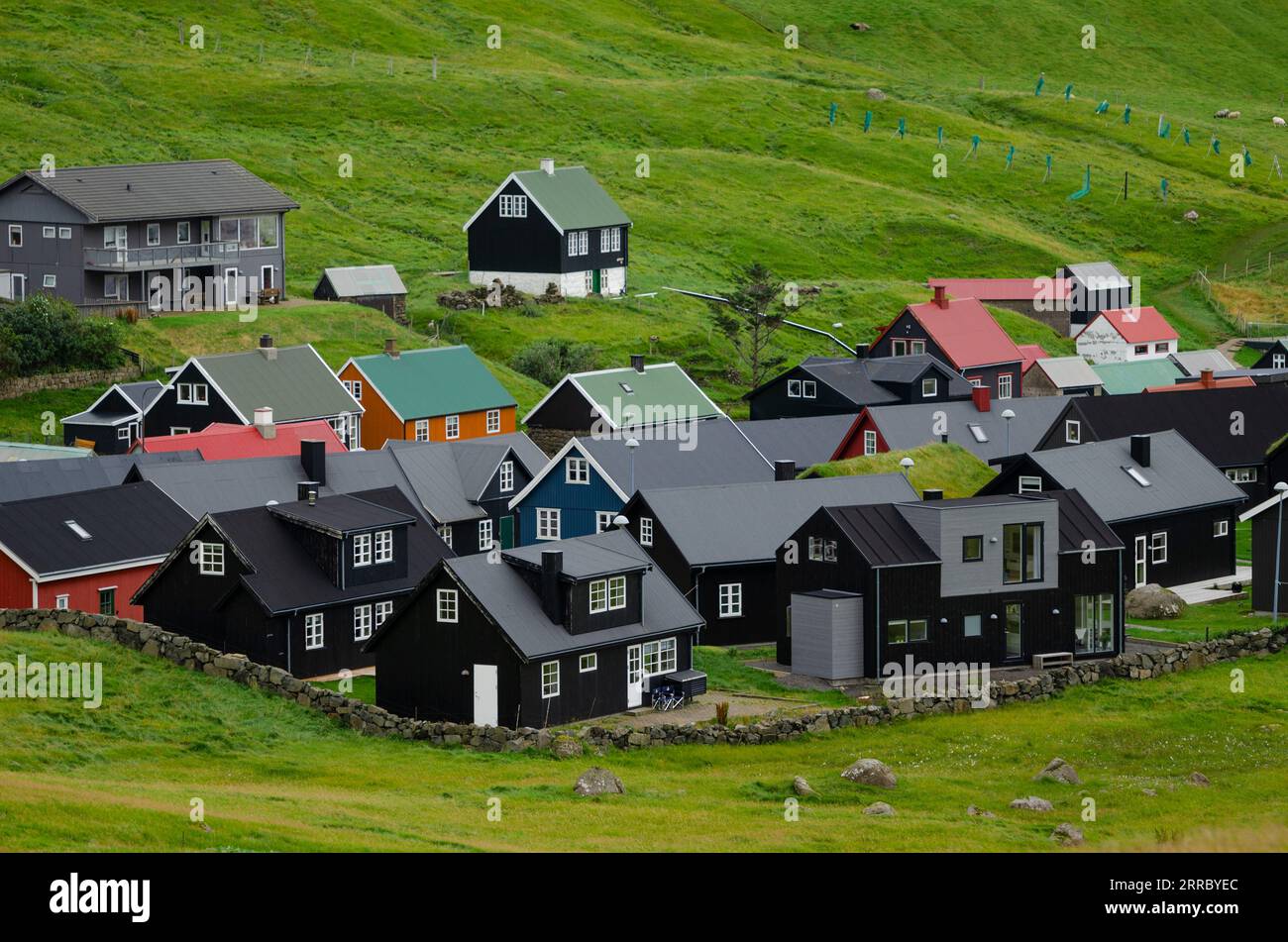 Das kleine Dorf Gjogv überfüllt das Meer an der nordöstlichen Ecke der Insel Eysturoy auf den Färöern. Stockfoto