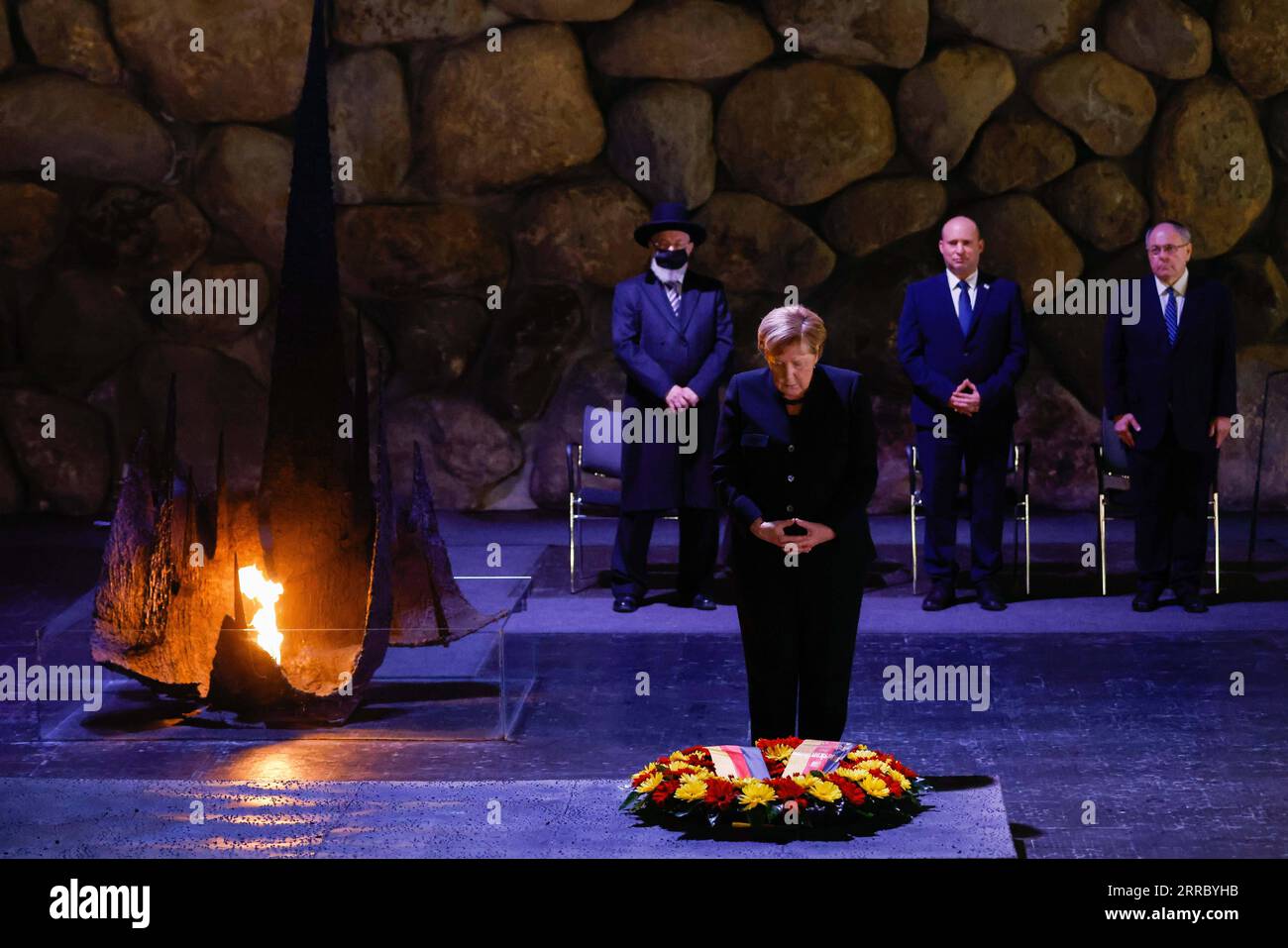 211010 -- JERUSALEM, 10. Oktober 2021 -- die deutsche Bundeskanzlerin Angela Merkel Front steht, nachdem sie am 10. Oktober 2021 in der Gedenkhalle in Yad Vashem, dem World Holocaust Remembrance Center, in Jerusalem einen Kranz gelegt hat. Merkel begann ihren Besuch in Israel am Sonntagmorgen und markierte ihre letzte offizielle Reise in das Land, bevor sie ihr Amt verlässt. VIA XINHUA MIDEAST-JERUSALEM-YAD VASHEM-GERMANY-ANGELA MERKEL-VISIT JINI PUBLICATIONXNOTXINXCHN Stockfoto