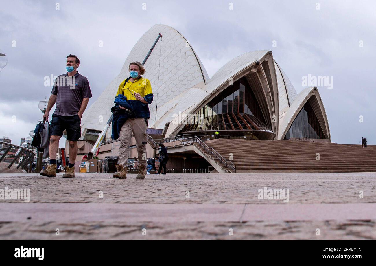 211011 -- SYDNEY, 11. Oktober 2021 -- Menschen laufen am 11. Oktober 2021 vor dem Sydney Opera House in Sydney, Australien. Als Sydney, die Hauptstadt des australischen Bundesstaates New South Wales, NSW, am Sonntag seine 106-tägige Sperrung aufgab, sind die Bewohner wieder aufgetaucht, um einen lang erwarteten Freiheitstag zu feiern. AUSTRALIEN-SYDNEY-COVID-19- FREIHEITSTAG BaixXuefei PUBLICATIONxNOTxINxCHN Stockfoto