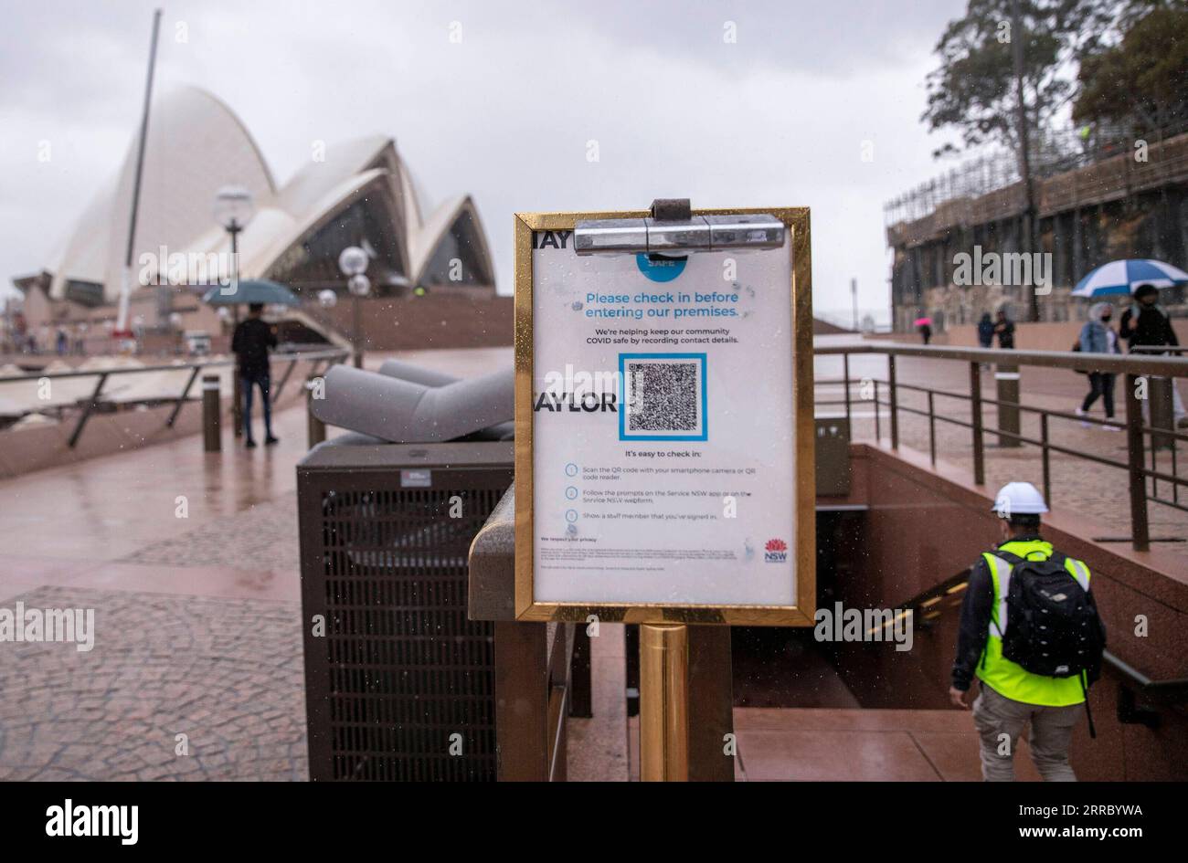 211011 -- SYDNEY, 11. Oktober 2021 -- COVID-19 Check-in QR Code wird vor dem Sydney Opera House in Sydney, Australien, am 11. Oktober 2021 gesehen. Als Sydney, die Hauptstadt des australischen Bundesstaates New South Wales, NSW, am Sonntag seine 106-tägige Sperrung aufgab, sind die Bewohner wieder aufgetaucht, um einen lang erwarteten Freiheitstag zu feiern. AUSTRALIEN-SYDNEY-COVID-19- FREIHEITSTAG BaixXuefei PUBLICATIONxNOTxINxCHN Stockfoto