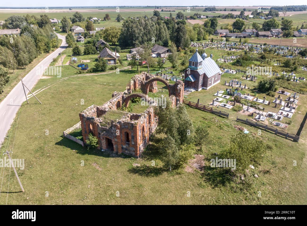 Blick aus der Luft auf verlassenen Tempel oder katholische Kirche ohne Dach auf dem Land Stockfoto