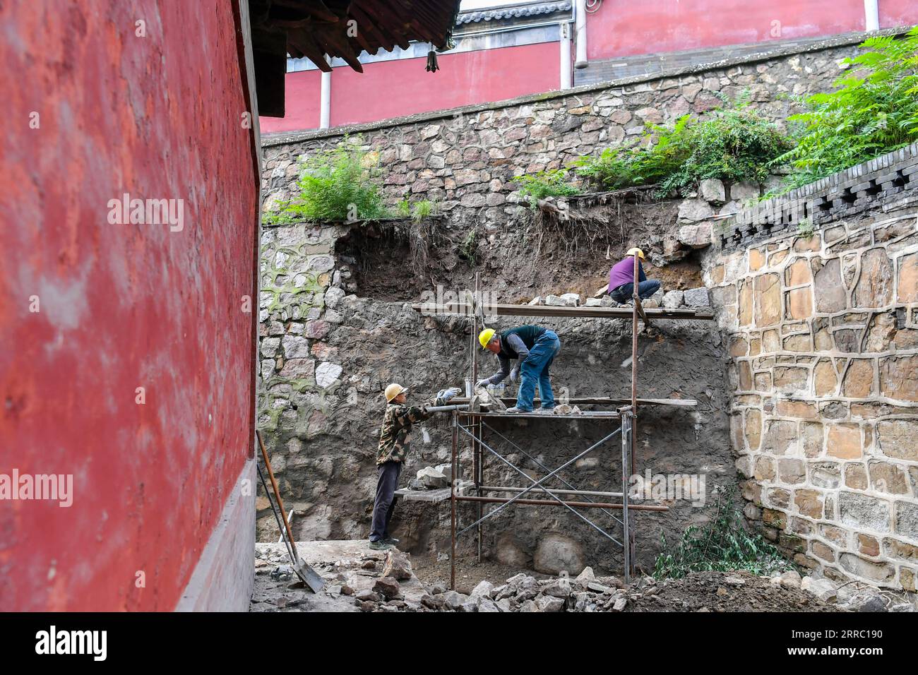 211012 -- TAIYUAN, 12. Oktober 2021 -- Arbeiter reparieren eine Gebäudestruktur, die während einer Überschwemmung im Jinci Temple Museum in Taiyuan, der Hauptstadt der nordchinesischen Provinz Shanxi, am 12. Oktober 2021 beschädigt wurde. Shanxi wurde kürzlich von ständigen Regenfällen heimgesucht, die in mehreren Teilen der Provinz zu Überschwemmungen führten. Mehr als 1.000 Kulturdenkmäler und Gebäude haben durch das extreme Wetter strukturelle Schäden erlitten. Die örtliche Behörde für Kulturerbe führt Reparaturarbeiten an den Kulturrelikten durch, die bei der jüngsten Überschwemmung beschädigt wurden. CHINA-SHANXI-TAIYUAN-HOCHWASSERREPARATUR CN CAOXYANG PUBLICATIONXNOTXINXCH Stockfoto