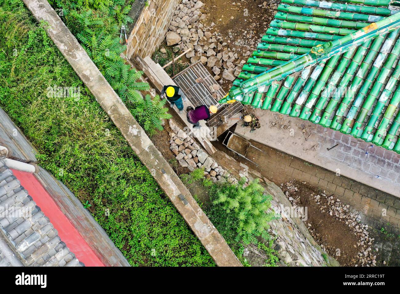 211012 -- TAIYUAN, 12. Oktober 2021 -- Arbeiter reparieren eine Gebäudestruktur, die während einer Überschwemmung im Jinci Temple Museum in Taiyuan, der Hauptstadt der nordchinesischen Provinz Shanxi, am 12. Oktober 2021 beschädigt wurde. Shanxi wurde kürzlich von ständigen Regenfällen heimgesucht, die in mehreren Teilen der Provinz zu Überschwemmungen führten. Mehr als 1.000 Kulturdenkmäler und Gebäude haben durch das extreme Wetter strukturelle Schäden erlitten. Die örtliche Behörde für Kulturerbe führt Reparaturarbeiten an den Kulturrelikten durch, die bei der jüngsten Überschwemmung beschädigt wurden. CHINA-SHANXI-TAIYUAN-HOCHWASSERREPARATUR CN CAOXYANG PUBLICATIONXNOTXINXCH Stockfoto