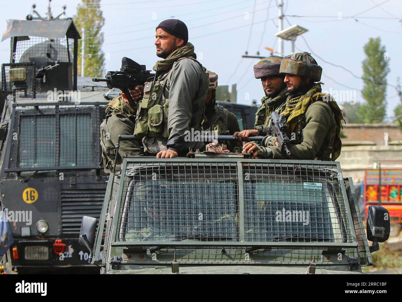 211012 -- SRINAGAR, 12. Oktober 2021 -- indische Armeetruppen werden in der Nähe eines Ortes im Bezirk Shopian, etwa 62 km südlich von Srinagar, der Sommerhauptstadt des von den Indianern kontrollierten Kaschmirs, am 12. Oktober 2021 gesehen. Drei Militante wurden am Dienstag in einem heftigen bewaffneten Kampf mit Regierungstruppen im von Indianern kontrollierten Kaschmir getötet, sagte die Polizei. KASCHMIR-SRINAGAR-GUNFIGHT JavedxDar PUBLICATIONxNOTxINxCHN Stockfoto