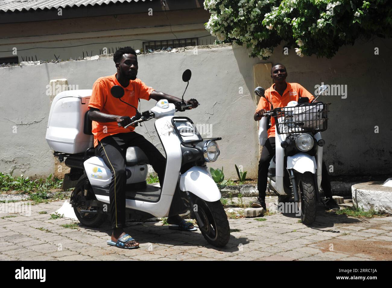 211013 -- ACCRA, 13. Oktober 2021 -- zwei Mitarbeiter machen eine Probefahrt mit Elektromotorrädern, die aus China importiert wurden, in Accra, Ghana, 8. Oktober 2021. ZUM Funktionsumfang: Das ghanaische Start-up stellt in China hergestellte ELEKTROFAHRZEUGE vor, um die CO2-Emissionen ZU reduzieren. GHANA-ACCRA-CHINA-ELEKTROFAHRZEUG Seth PUBLICATIONxNOTxINxCHN Stockfoto