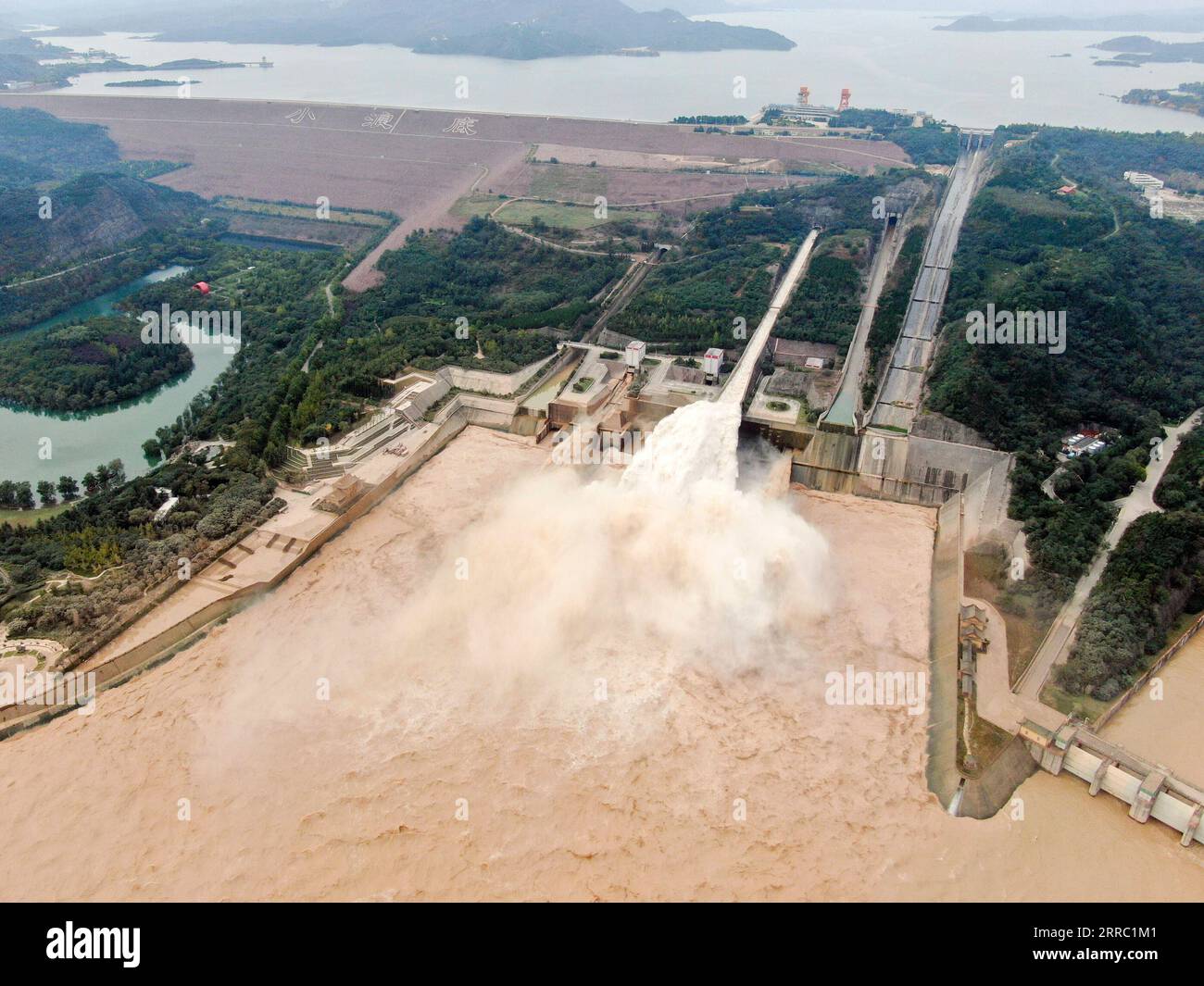 211013 -- LUOYANG, 13. Oktober 2021 -- Luftaufnahme, aufgenommen am 12. Oktober 2021, zeigt Wasser, das aus den Schleusen des Xiaolangdi-Reservoir am Gelben Fluss in der zentralchinesischen Provinz Henan austritt. Aufgrund der anhaltenden Regenfälle hat der Yellow River seit September 27 drei Überschwemmungen erlebt. Der Wasserstand des Xiaolangdi Reservoir erreichte am 9. Oktober einen Rekordhoch von 273,5 Metern seit dem Bau des Damms. CHINA-HENAN-XIAOLANGDI RESERVOIR-WASSER-ABLEITUNG CN SHANGXKUNLUN PUBLICATIONXNOTXINXCHN Stockfoto