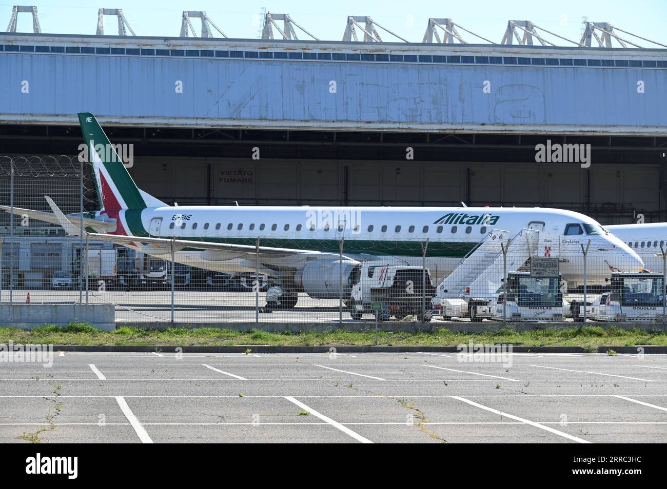 211016 -- ROM, 16. Oktober 2021 -- ein Flugzeug der ITA Italian Airline Transport sitzt am 15. Oktober 2021 an der Rampe des Flughafens Fiumicimo in Rom, Italien. ZUM MITNEHMEN: Italiens Flaggschiff-Fluggesellschaft Alitalia operiert letzter Flug Foto von /Xinhua ITALIEN-ROM-FLUGGESELLSCHAFT AlbertoxLingria PUBLICATIONxNOTxINxCHN Stockfoto