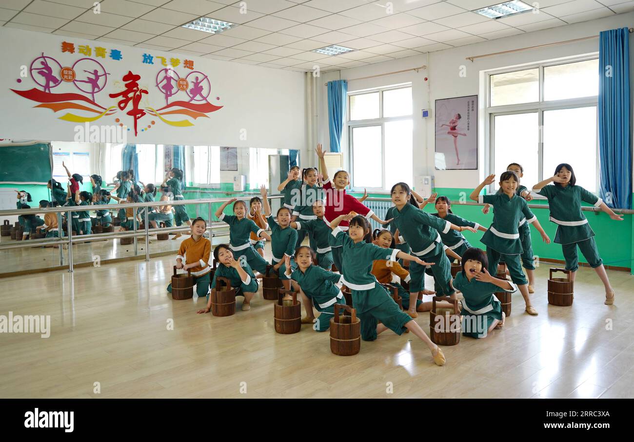 211016 -- QIAN AN, 16. Oktober 2021 -- Schüler üben Tanz an einer Grundschule in der Stadt Qian an in der nordchinesischen Provinz Hebei, 15. Oktober 2021. Viele Grund- und Mittelschulen in Qian an haben verschiedene Arten von Studentenvereinen und Hobbygruppen eingerichtet, um diversifizierte Dienstleistungen nach dem Unterricht anbieten zu können. CHINA-HEBEI-QIAN AN-AFTER-CLASS-DIENSTLEISTUNGEN CN JINXHAOYUAN PUBLICATIONXNOTXINXCHN Stockfoto