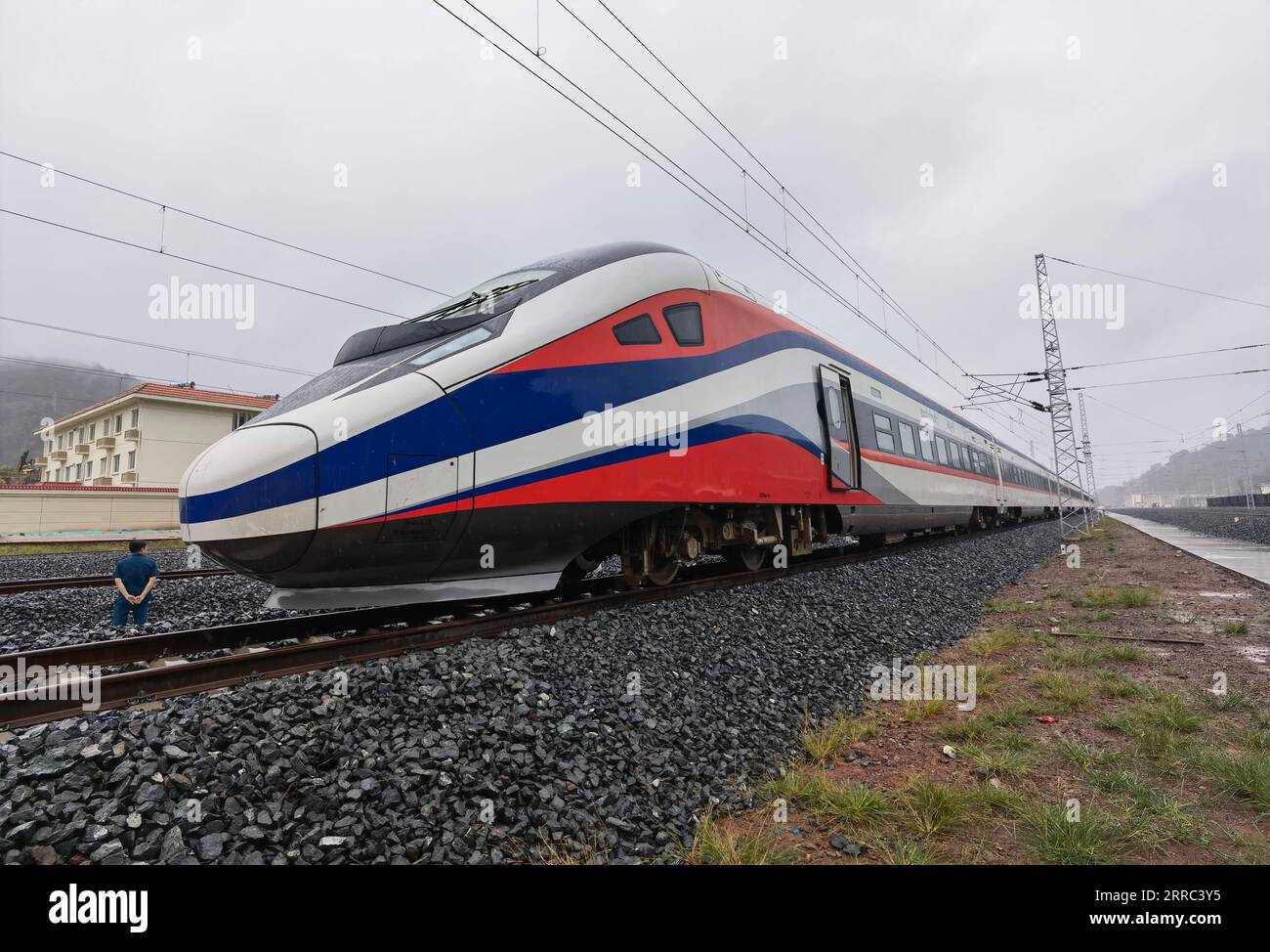 211016 -- VIENTIANE, 16. Oktober 2021 -- der Zug Lane Xang EMU kommt in der nördlichen laotischen Grenzstadt Boten an, nachdem er am 15. Oktober 2021 an der Grenze China-Laos vorbeigefahren ist. Der stromlinienförmige, nach China-Standard gefahrene Hochgeschwindigkeitszug, oder elektrische Triebzüge der EWU für die China-Laos-Eisenbahn, erreichte am Samstag die neu gebaute Vientiane-Station der China-Laos-Eisenbahn. Der EWU-Zug wurde offiziell an die Laos-China Railway Co., Ltd., ein Gemeinschaftsunternehmen mit Sitz in der laotischen Hauptstadt Vientiane, geliefert, das für den Bau und Betrieb der Eisenbahn zuständig ist, und zwar im Rahmen einer Übergabezeremonie im Bahnhof mit dem Attendan Stockfoto