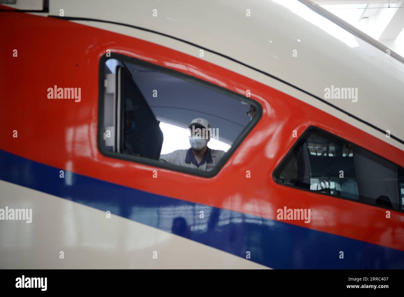 211016 -- VIENTIANE, 16. Oktober 2021 -- Mitarbeiter der CRRC Corporation überprüfen den Zug Lane Xang EMU am Bahnhof Vientiane der China-Laos-Eisenbahn in der laotischen Hauptstadt Vientiane, 16. Oktober 2021. Der stromlinienförmige, nach China-Standard gefahrene Hochgeschwindigkeitszug, oder elektrische Triebzüge der EWU für die China-Laos-Eisenbahn, erreichte am Samstag die neu gebaute Vientiane-Station der China-Laos-Eisenbahn. Der EWU-Zug wurde offiziell an die Laos-China Railway Co., Ltd., ein Gemeinschaftsunternehmen mit Sitz in der laotischen Hauptstadt Vientiane, das für den Bau und Betrieb der Eisenbahn zuständig ist, im Rahmen einer Übergabezeremonie in der geliefert Stockfoto