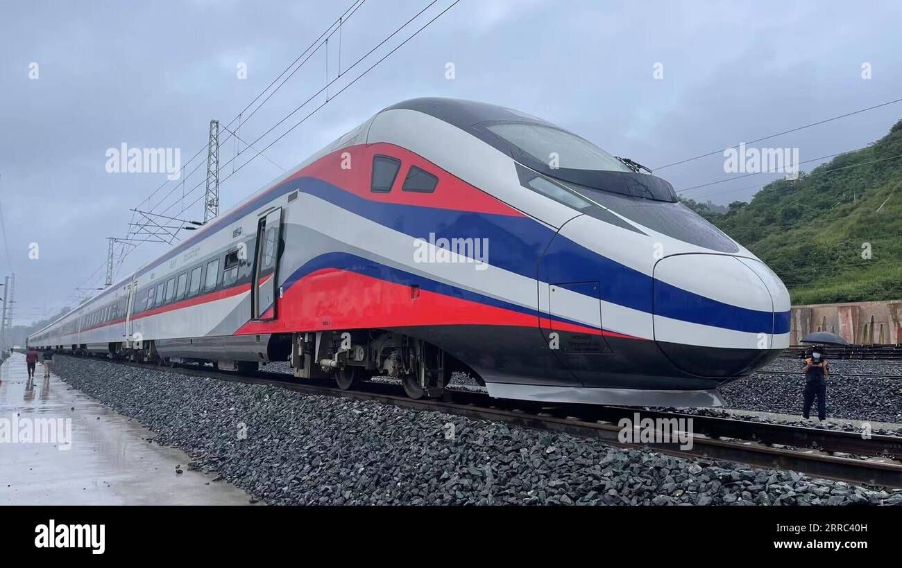 211016 -- VIENTIANE, 16. Oktober 2021 -- der Zug Lane Xang EMU kommt in der nördlichen laotischen Grenzstadt Boten an, nachdem er am 15. Oktober 2021 an der Grenze China-Laos vorbeigefahren ist. Der stromlinienförmige, nach China-Standard gefahrene Hochgeschwindigkeitszug, oder elektrische Triebzüge der EWU für die China-Laos-Eisenbahn, erreichte am Samstag die neu gebaute Vientiane-Station der China-Laos-Eisenbahn. Der EWU-Zug wurde offiziell an die Laos-China Railway Co., Ltd., ein Gemeinschaftsunternehmen mit Sitz in der laotischen Hauptstadt Vientiane, geliefert, das für den Bau und Betrieb der Eisenbahn zuständig ist, und zwar im Rahmen einer Übergabezeremonie im Bahnhof mit dem Attendan Stockfoto