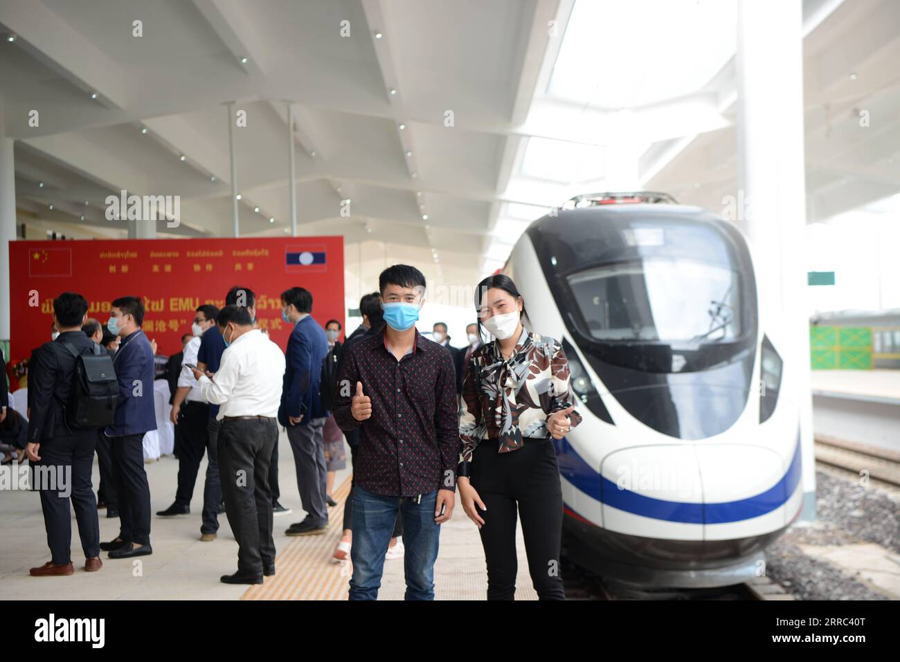 211016 -- VIENTIANE, 16. Oktober 2021 -- Menschen posieren für Fotos mit dem Zug Lane Xang EMU am Bahnhof Vientiane der China-Laos-Eisenbahn in der laotischen Hauptstadt Vientiane, 16. Oktober 2021. Der stromlinienförmige, nach China-Standard gefahrene Hochgeschwindigkeitszug, oder elektrische Triebzüge der EWU für die China-Laos-Eisenbahn, erreichte am Samstag die neu gebaute Vientiane-Station der China-Laos-Eisenbahn. Der EWU-Zug wurde offiziell an die Laos-China Railway Co., Ltd., ein Gemeinschaftsunternehmen mit Sitz in der laotischen Hauptstadt Vientiane, geliefert, das für den Bau und Betrieb der Eisenbahn zuständig ist, und zwar im Rahmen einer Übergabereise im Bahnhof mit der A Stockfoto