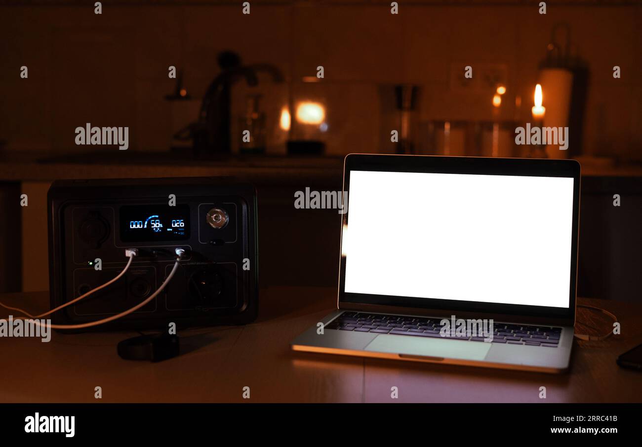 Ladestation für Laptop und Schreibtischleuchte, wenn während der Verdunkelung kein Licht leuchtet. Generator-Powerbank-Batterie ohne Strom. Zu Hause Stockfoto