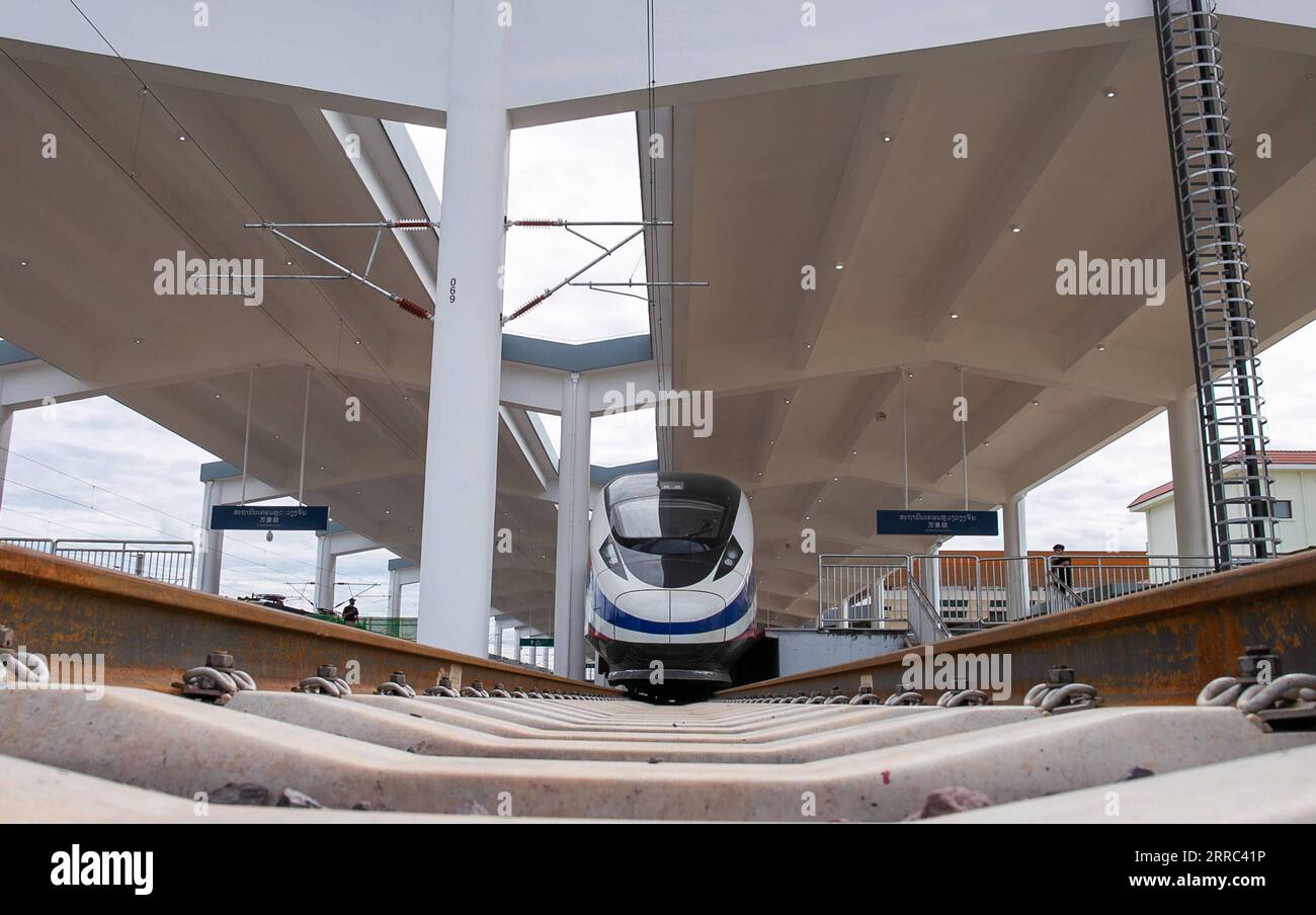 211016 -- VIENTIANE, 16. Oktober 2021 -- der Zug Lane Xang EMU kommt am China-Laos Bahnhof Vientiane in der laotischen Hauptstadt Vientiane, 16. Oktober 2021 an. Der stromlinienförmige, nach China-Standard gefahrene Hochgeschwindigkeitszug, oder elektrische Triebzüge der EWU für die China-Laos-Eisenbahn, erreichte am Samstag die neu gebaute Vientiane-Station der China-Laos-Eisenbahn. Der EWU-Zug wurde offiziell an die Laos-China Railway Co., Ltd., ein Gemeinschaftsunternehmen mit Sitz in der laotischen Hauptstadt Vientiane, geliefert, das für den Bau und Betrieb der Eisenbahn zuständig ist Stockfoto