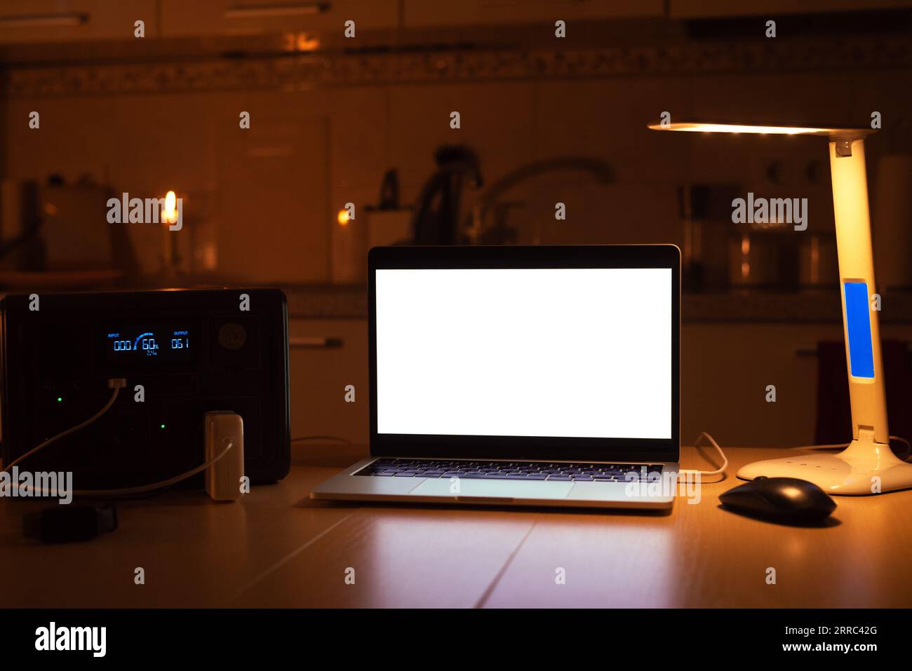 Ladestation für Laptop und Schreibtischleuchte, wenn während der Verdunkelung kein Licht leuchtet. Generator-Powerbank-Batterie ohne Strom. Zu Hause Stockfoto