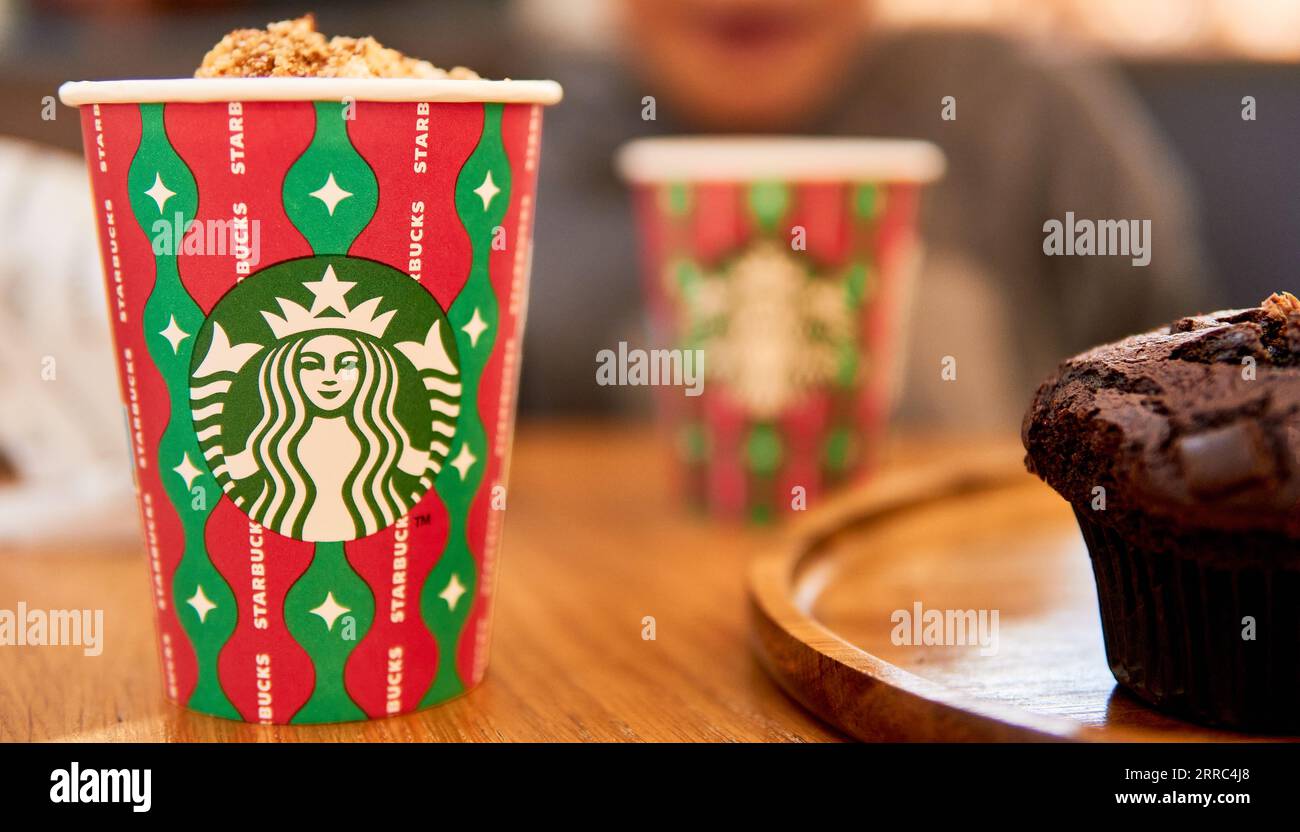Starbucks Christmas Special Edition Kaffee auf einer Einwegpapiertasse Stockfoto