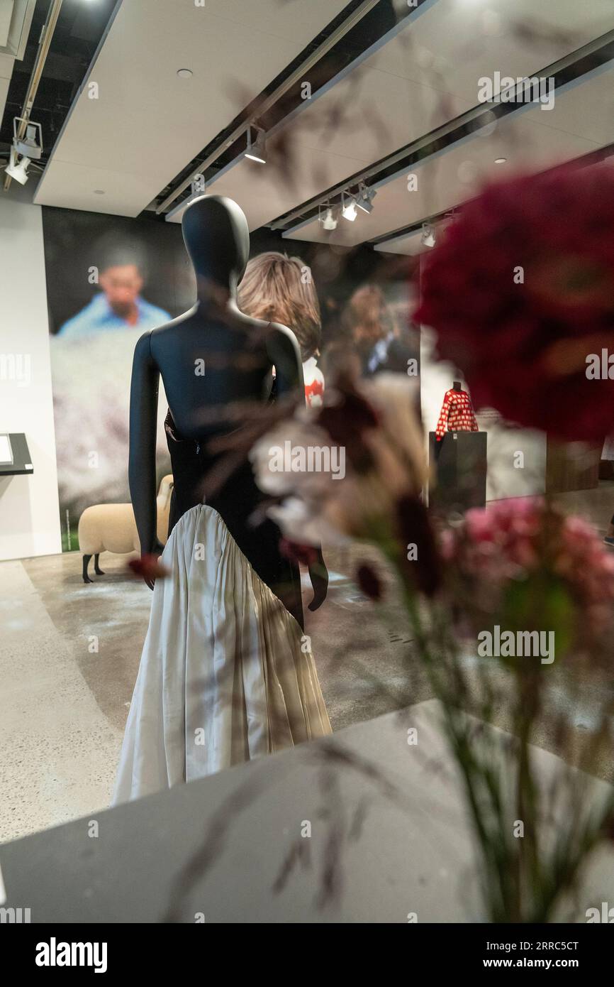 New York, USA. September 2023. Murray Arbeid Evening Gown, getragen bei Prince Edward's 21st Birthday Party und Black Sheep Jumper, entworfen von Sally Muir und Joanna Osborne und getragen bei mehreren Anlässen von der britischen Prinzessin Diana, die während einer Pressekonferenz in Sotheby's Auktionshaus in New York am 7. September 2023 zu sehen war. (Foto: Lev Radin/SIPA USA) Credit: SIPA USA/Alamy Live News Stockfoto