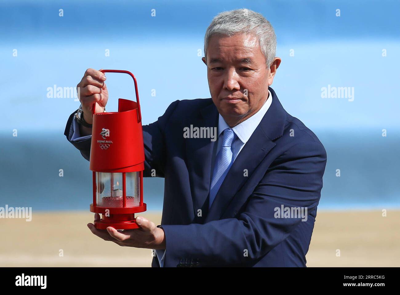 211019 -- ATHEN, 19. Oktober 2021 -- Sonderbeauftragter und Vizepräsident von Peking 2022 Yu Zaiqing hält eine Laterne mit dem olympischen Ruhm während der Übergabe der olympischen Flamme für die Olympischen Winterspiele 2022 in Peking im Panathenaikstadion in Athen, Griechenland, 19. Oktober 2021. SPGREECE-ATHEN-PEKING-WINTER OLYMPISCHE SPIELE-FLAMMENÜBERGABE ZEREMONIE ZHENGXHUANSONG PUBLICATIONXNOTXINXCHN Stockfoto