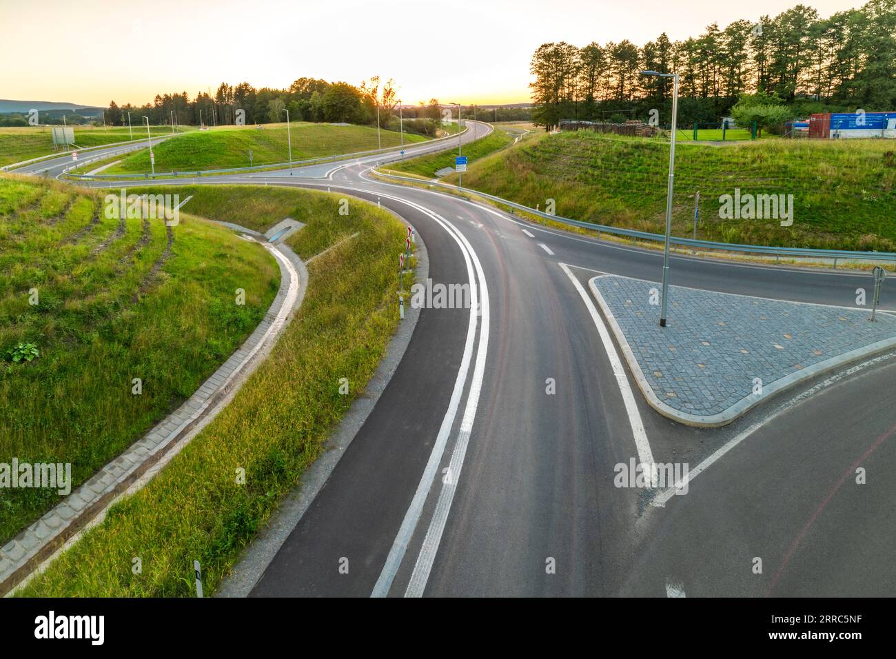 Neuer Verkehrskreis und Eisenbahnbrücke mit Sommersonnenfarben bei Vcelna CZ 09 06 2023 Stockfoto