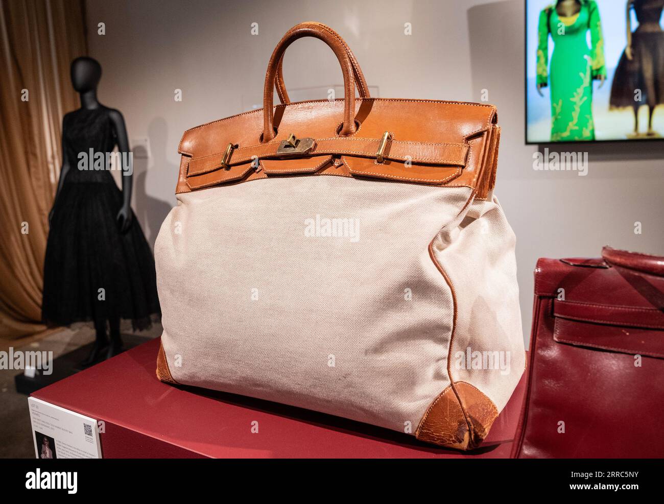 New York, USA. September 2023. Chai Swift and Ecru Toile Market Bucket Bag von Hermes aus der Lauren Bacall-Sammlung, gesehen bei einem Pressebesuch in Sotheby's Auktionshaus in New York am 7. September 2023. (Foto: Lev Radin/SIPA USA) Credit: SIPA USA/Alamy Live News Stockfoto