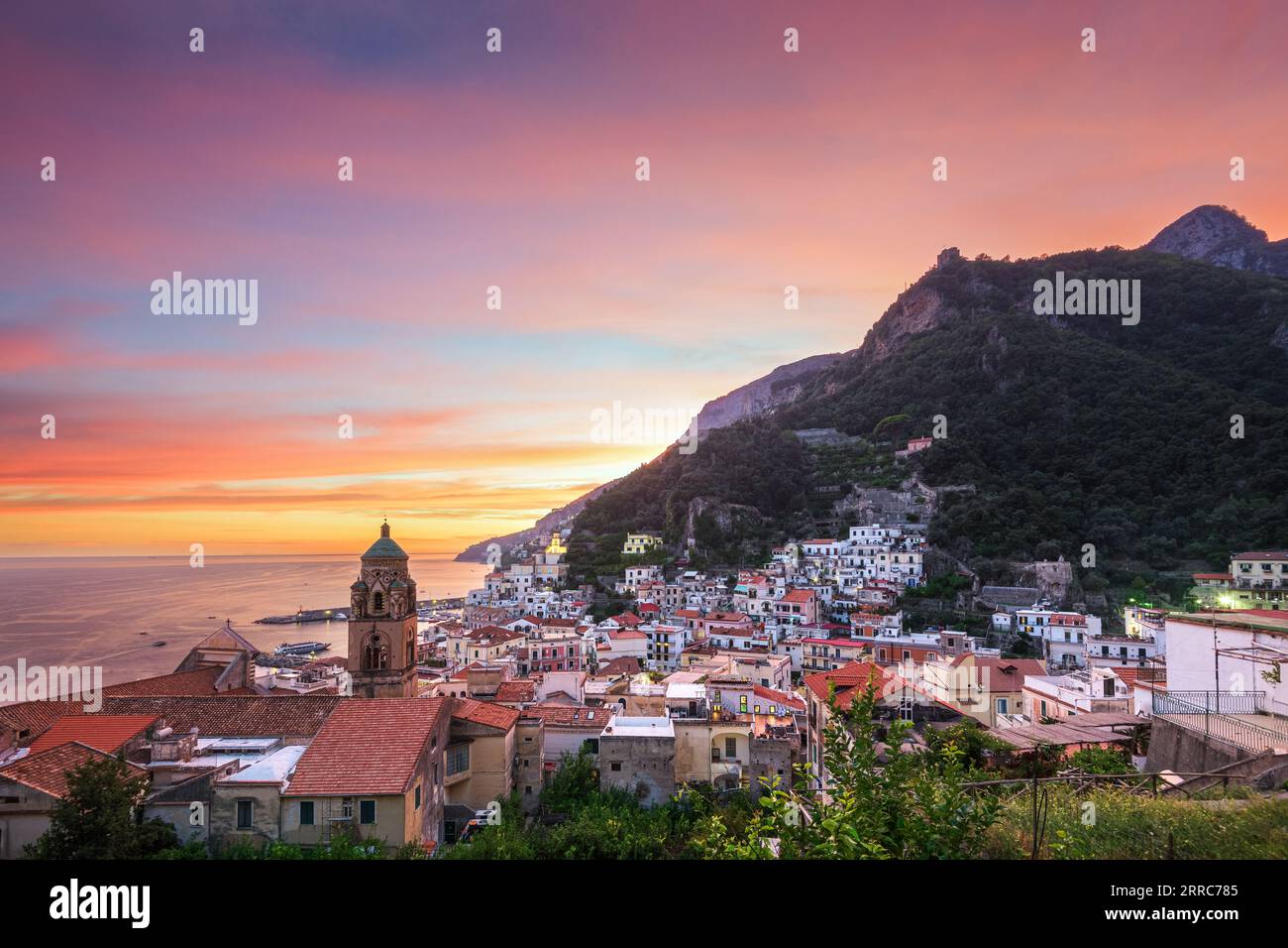 Amalfi, Italien, an der Amalfiküste in der Dämmerung. Stockfoto