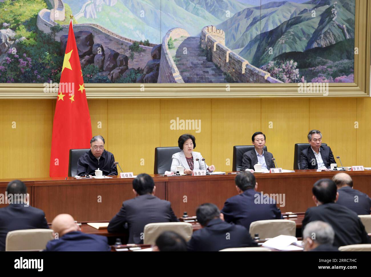 211022 -- PEKING, 22. Oktober 2021 -- der chinesische Vizepremierminister Sun Chunlan, ebenfalls Mitglied des Politischen Büros des Zentralkomitees der Kommunistischen Partei Chinas, spricht auf einer Telekonferenz der interinstitutionellen Task Force des Staatsrats für die COVID-19-Reaktion in Peking, der Hauptstadt Chinas, am 22. Oktober 2021. CHINA-BEIJING-SUN CHUNLAN-TELEKONFERENZ CN DINGXHAITAO PUBLICATIONXNOTXINXCHN Stockfoto