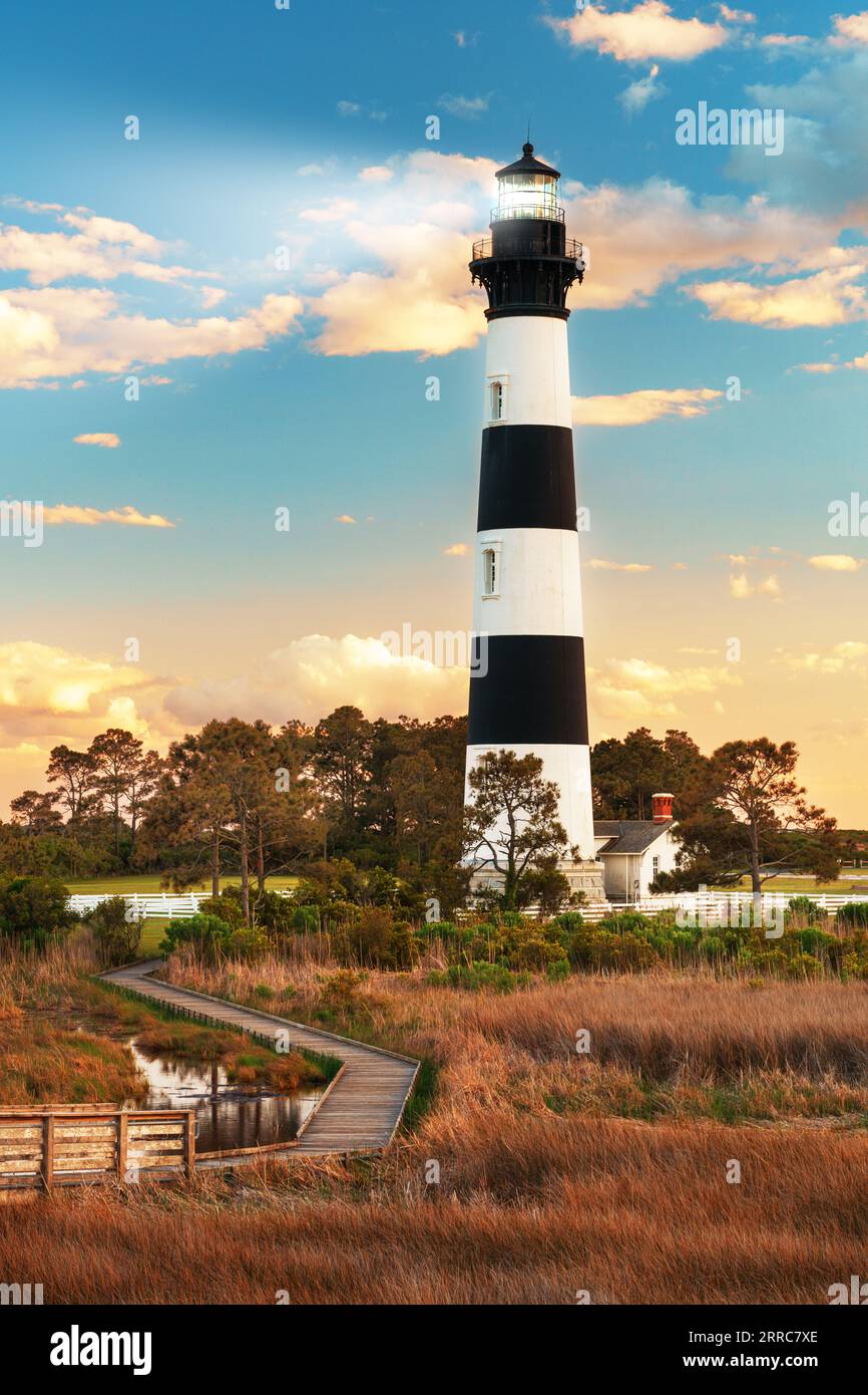Die Bodie Island Light Station in den Outer Banks von North Carolina, USA bei Dämmerung. Stockfoto