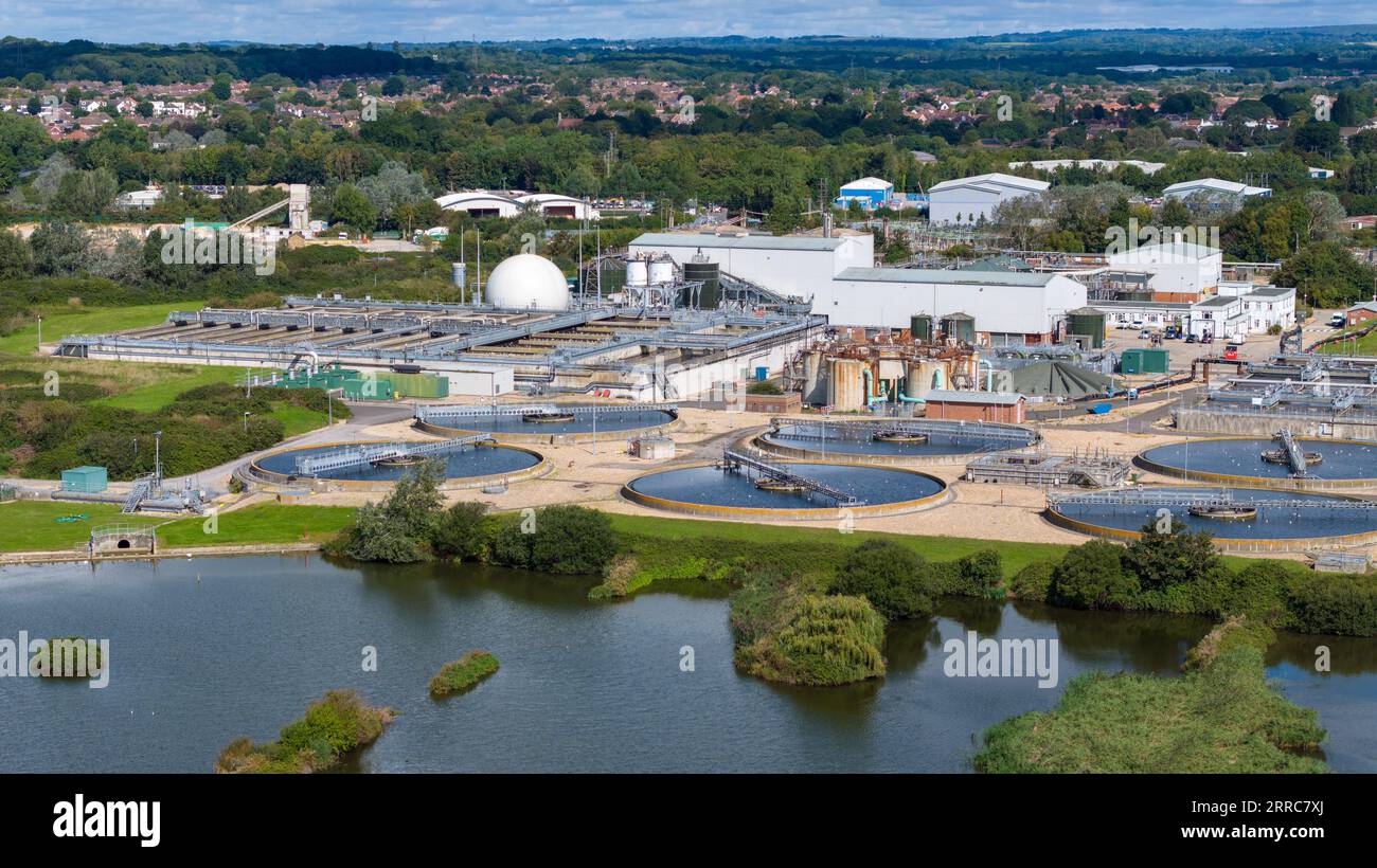 Aus der Vogelperspektive Budds Farm Wastewater Treatment Works in Havant Hampshire. Der Standort behandelt Abwasser aus der Region Portsmouth Havant und Waterlooville. Stockfoto