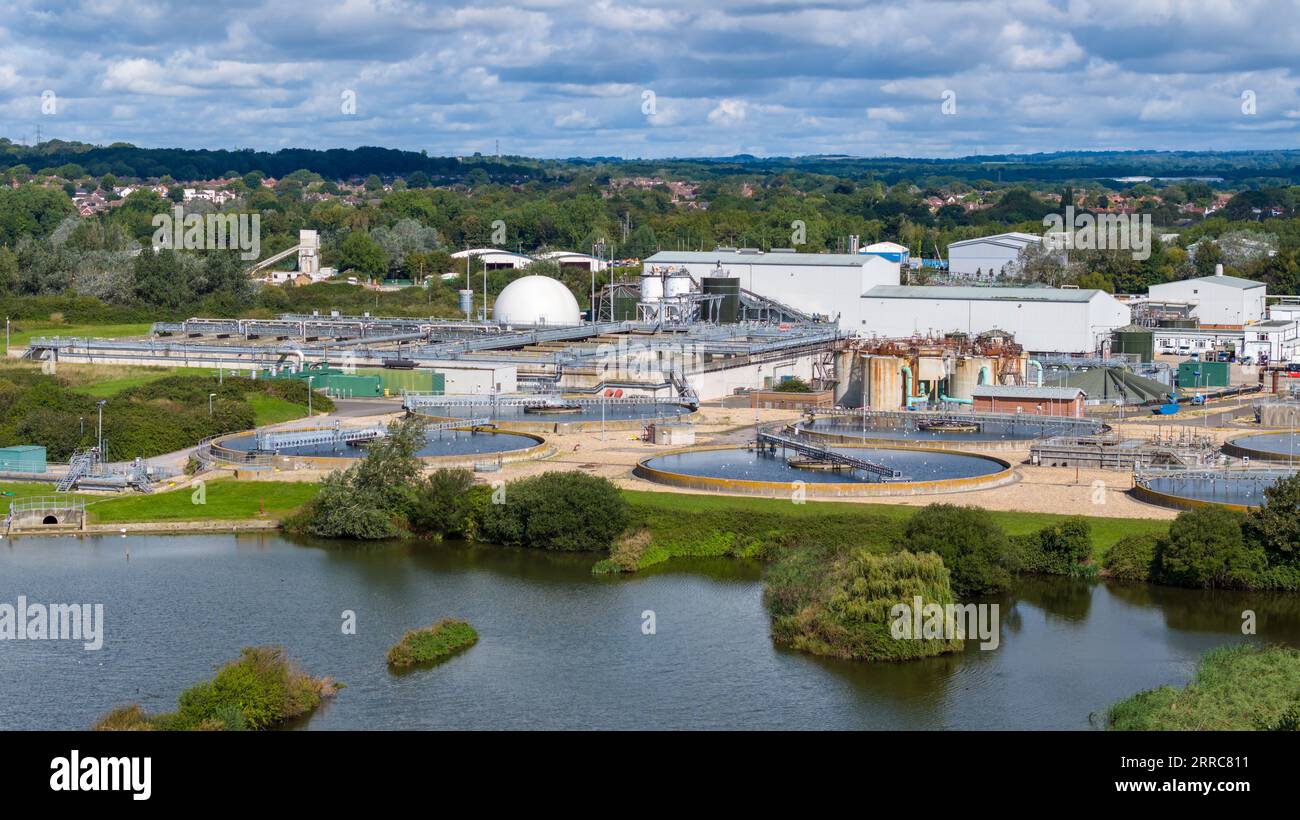 Aus der Vogelperspektive Budds Farm Wastewater Treatment Works in Havant Hampshire. Der Standort behandelt Abwasser aus der Region Portsmouth Havant und Waterlooville. Stockfoto