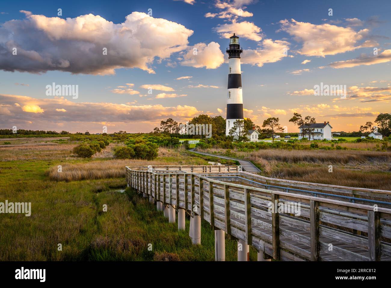 Die Bodie Island Light Station in den Outer Banks von North Carolina, USA bei Dämmerung. Stockfoto
