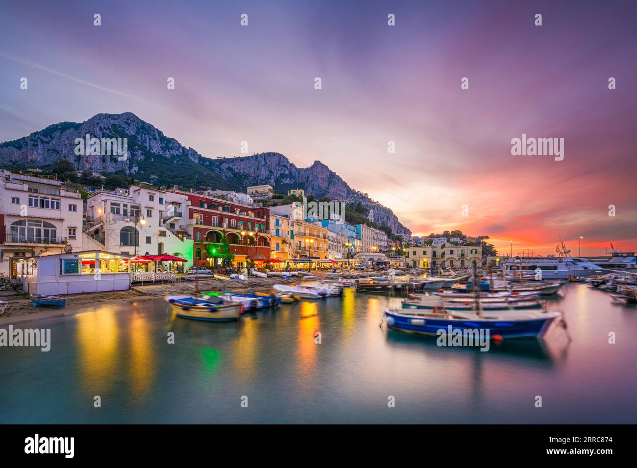 Capri, Italien mit Geschäften und Restaurants in der Marina Grande in der Abenddämmerung. Stockfoto