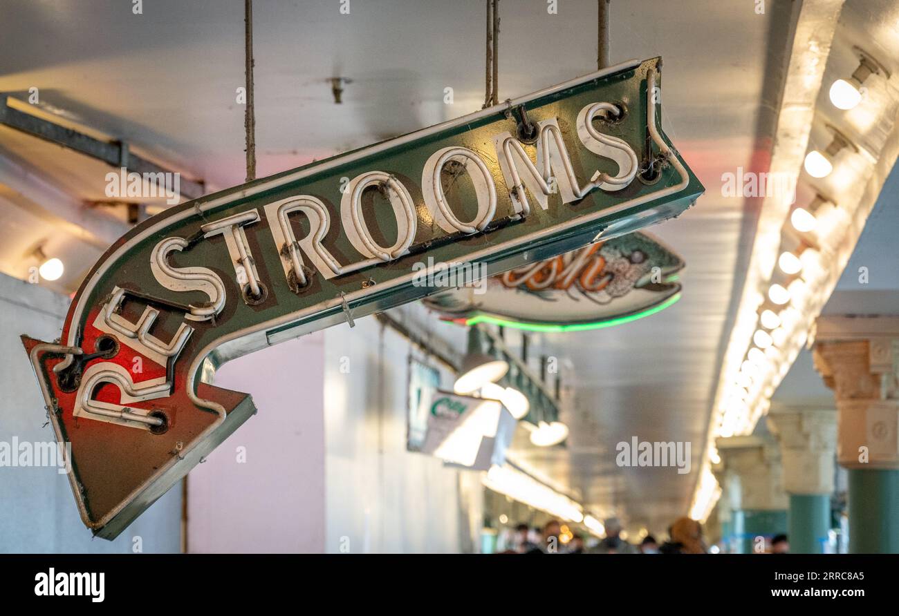 Neonfarbenes Toilettenschild in Pike's Place, Seattle Stockfoto