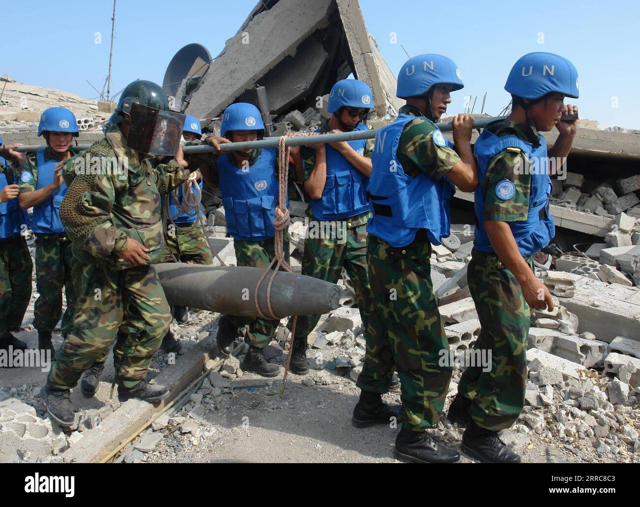 211024 -- PEKING, 24. Oktober 2021 -- Chinesische Friedenstruppen entfernen eine unetonierte Bombe in Naqoura, Libanon, 28. August 2006. Foto von /Xinhua Xinhua Schlagzeilen: 50 Jahre nach, China bleibt verpflichtet, die UN-Sache LixChunnian PUBLICATIONxNOTxINxCHN voranzutreiben Stockfoto
