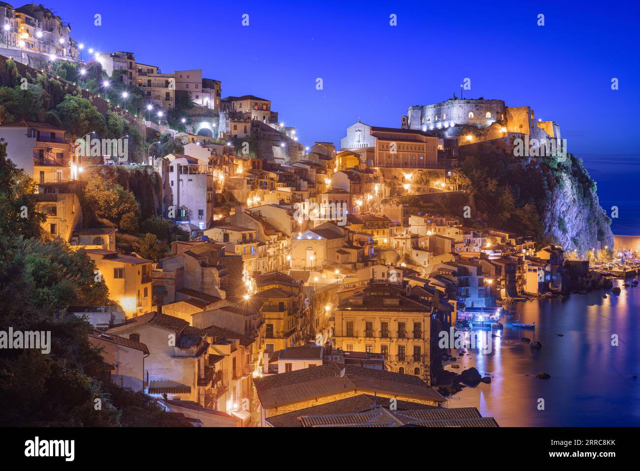 Scilla, Italien am Mittelmeer bei Nacht. Stockfoto