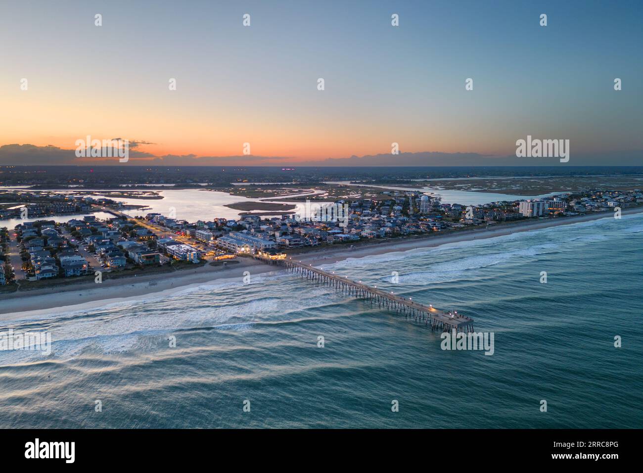 Wrightsville Beach, North Carolina, über der Küste in der Abenddämmerung. Stockfoto