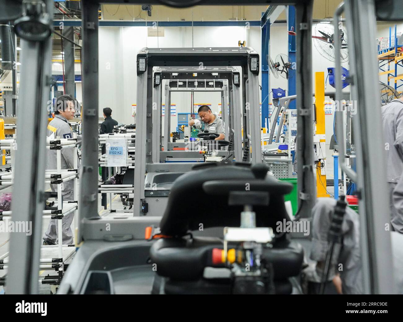 211027 -- SHANGHAI, 27. Oktober 2021 -- Arbeiter arbeiten an einer Produktionslinie der Jungheinrich AG im Bezirk Qingpu im ostchinesischen Shanghai, 20. Oktober 2021. Die Jungheinrich AG, ein führender Anbieter von Intralogistik-Lösungen mit Sitz in Deutschland, nimmt in diesem Jahr zum vierten Mal an der China International Import Expo CIIE Teil. CHINA-SHANGHAI-CIIE-DEUTSCHES UNTERNEHMEN-JUNGHEINRICH AG DINGXTING PUBLICATIONXNOTXINXCHN Stockfoto