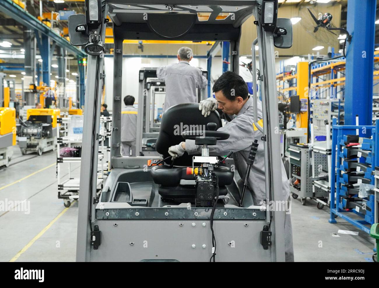 211027 -- SHANGHAI, 27. Oktober 2021 -- Ein Arbeiter arbeitet an einer Produktionslinie der Jungheinrich AG im Bezirk Qingpu im ostchinesischen Shanghai, 20. Oktober 2021. Die Jungheinrich AG, ein führender Anbieter von Intralogistik-Lösungen mit Sitz in Deutschland, nimmt in diesem Jahr zum vierten Mal an der China International Import Expo CIIE Teil. CHINA-SHANGHAI-CIIE-DEUTSCHES UNTERNEHMEN-JUNGHEINRICH AG DINGXTING PUBLICATIONXNOTXINXCHN Stockfoto